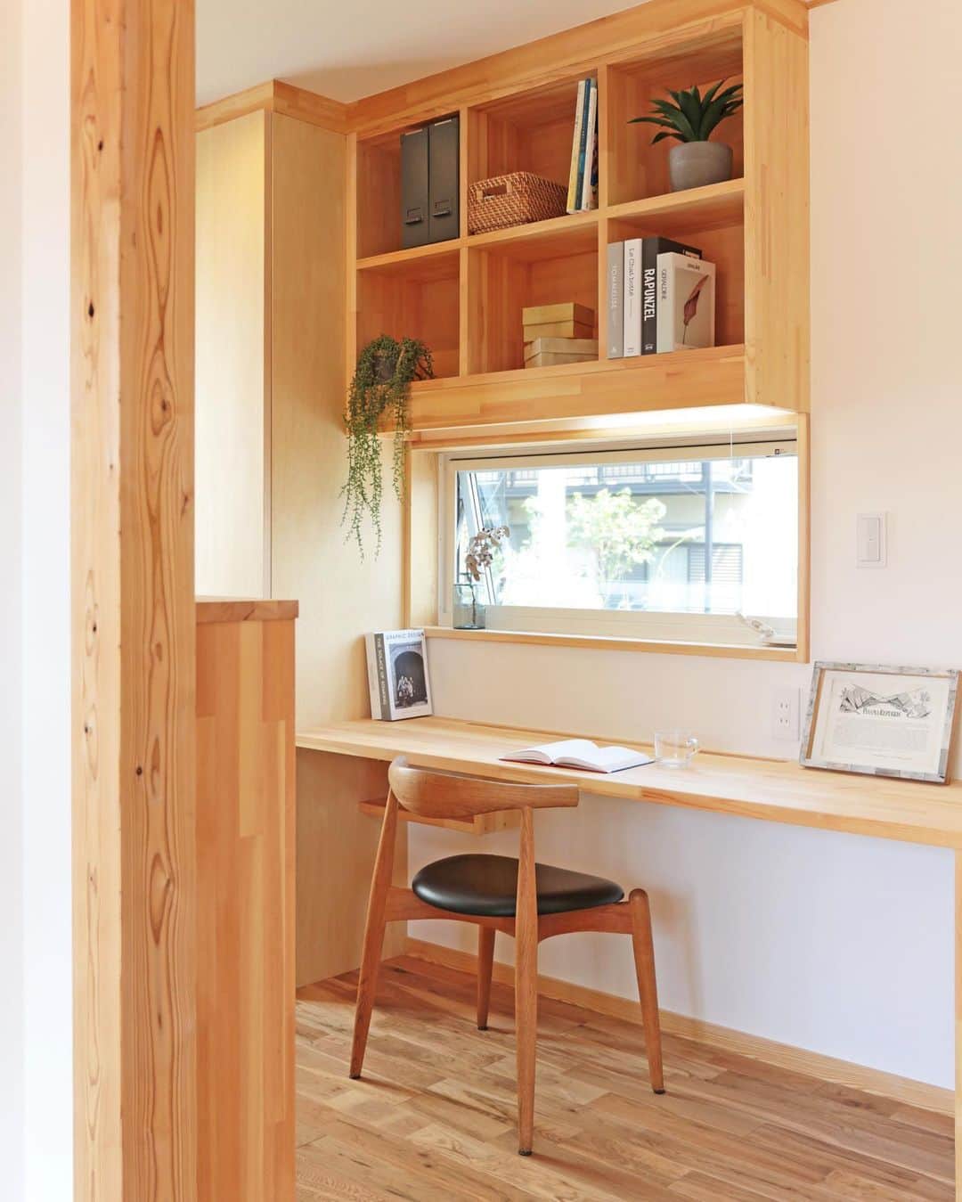 クボタ住建さんのインスタグラム写真 - (クボタ住建Instagram)「「木の家だからできること」  #クボタ住建  家族共有のワークスペース。 オンとオフの切り替えができる個室の書斎も魅力的ですが、リビングやキッチンなどとゆるやかに繋がるよう配置することで、家族の雰囲気を感じながら勉強や仕事ができるのもいいですね！  正面には窓を設けて、自然光や外の景色を感じる気持ちのいい空間✨  収納棚もしっかり片付くように仕舞う物の大きさに合わせて使い勝手よく造作します👍  ＜クボタ住建施工＞  @kubota_jyuken  #スタディ #ワークスペース #収納造作 #共有 #大工職人 #収納棚 #造作提案 #木製オーダー建具 #木製家具 #造作家具  クボタ住建は優しく温かい自然素材の木の家をつくります HP & more photos→@kubota_jyuken 施工事例多数掲載しております。 ホームページへもぜひ↓ https://kubotajyuken.com/  ⭐︎スタッフブログ⭐︎ https://kubotajyuken.com/blog/  #クボタ住建 #神奈川の注文住宅 #大和市#湘南の家#suumo注文住宅 #自由設計 #木の家 #無垢の家 #自然素材の家 #和モダンな家 #暮らしをつくる #暮らしを楽しむ #丁寧な暮らし#構造現し  クボタ住建 棟梁の自宅、随時見学受付ます。 資料請求やお問い合わせも是非。 メッセージDMでもどうぞ」9月27日 20時46分 - kubota_jyuken