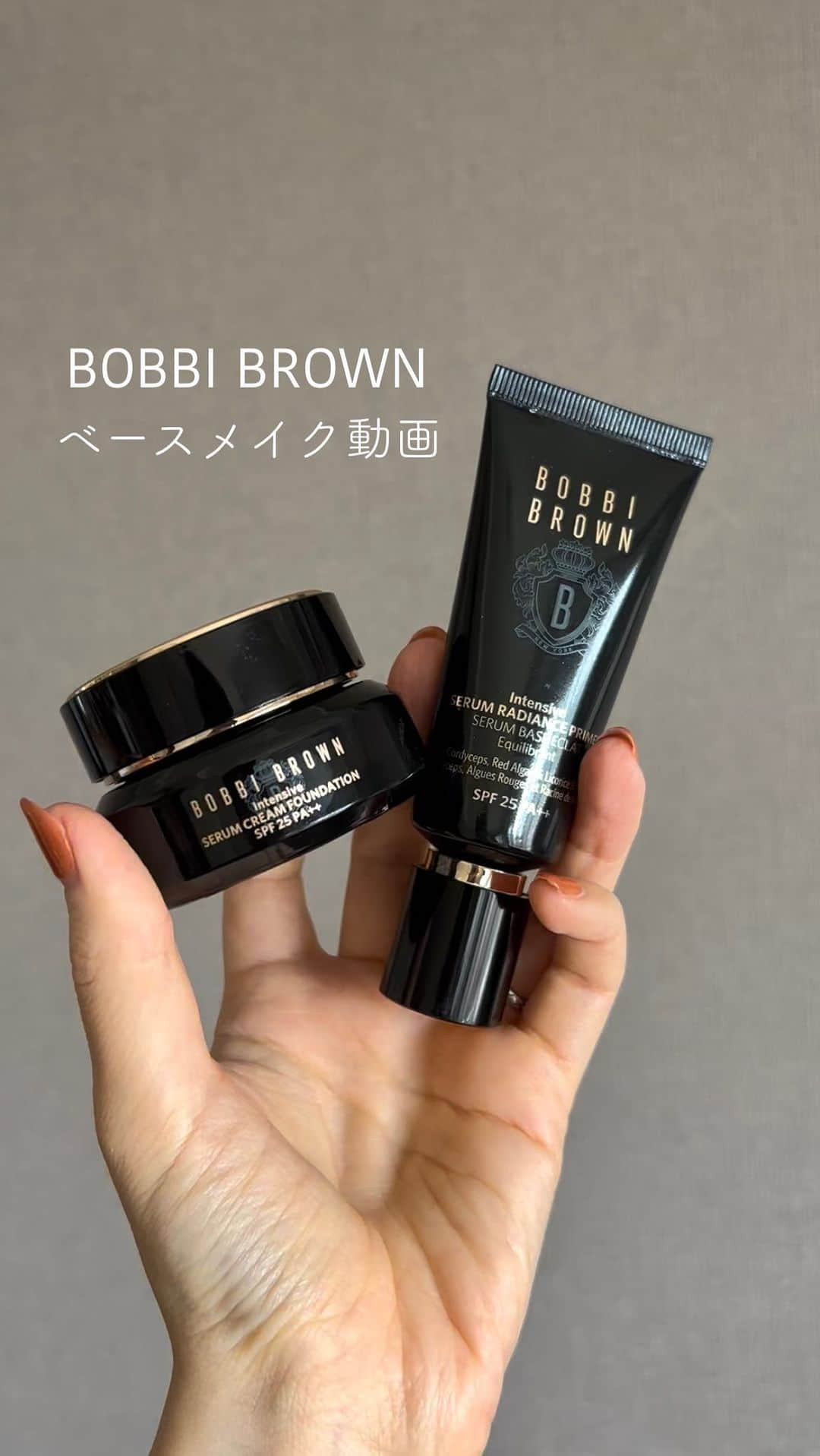 Ayanaのインスタグラム：「⁡ ⁡ ⁡ 安定に大好きなボビイ様のアイテムを使ったベースメイク♡ @bobbibrownjapan ⁡ ⁡ 使用アイテム🔻 ★インテンシブ セラム ラディアンス プライマー SPF 25 (PA++) ★インテンシブ セラム クリーム ファンデーションSPF 25（PA++） W-026 ウォームアイボリー ⁡ ⁡ ⁡ プライマーは、とにかく透明感爆上がり！ お肌を守りながらトーンアップしてくれる濃密美容液プライマーで、 伸びも良いしなじむと凄くナチュラルでふわっとした印象に仕上げてくれる。 ⁡ ⁡ そしてファンデーションは インテンシブ セラム シリーズから初のクリーム ファンデーションが登場♡ とにかく体温でとろけて素肌と一体化してくれるようなナチュラルさ。 ナチュラルなのにカバー力はちゃんと感じられるし 何より87%スキンケア成分で出来ている濃密美容液クリームファンデーション 。 使い心地最高…！！ ⁡ 手で塗ってもめちゃくちゃ綺麗だけど、 私はブラシで塗るのがよりナチュラルで好き！！ 本当にうっとり目を惹くようなツヤ肌仕上がりがたまりません🥺 ⁡ ⁡ ちなみにボビイ縛りでベースメイクするなら、 ビタエンリッチド クリーム＆フェイスベースを プライマーの前に仕込むとより良い仕上がりになるそう！ 是非興味ある方、お試しあれ★ ⁡ ⁡ ⁡ #濃密美容液ファンデーション#女王粉霜 #ボビイブラウン #シルクサテン肌 #BOBBIBROWN #デパコス #ベースメイク #インテンシブセラムラディアンスプライマー #インテンシブセラムクリームファンデーション #メイク動画 #コスメ #化粧品 #美容垢 #コスメ垢 #美容 #化妆品 #コスメレビュー #コスメレポ #ベースメイク動画 #クリームファンデーション」