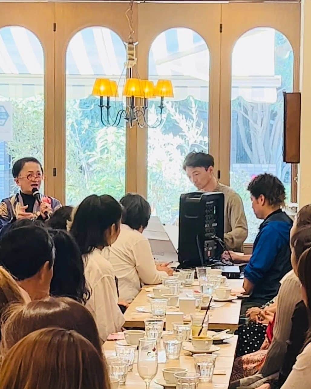 米良美一さんのインスタグラム写真 - (米良美一Instagram)「ファンミーティングIN福岡  灯籠祭☓イルミネーション スペシャルステージの翌日、 福岡市中央区平尾の イタリアンレストラン 🇮🇹リングラッツェ🇮🇹で、 ワタクシのための ファンミーティングが 開催されました😍  この日が初お披露目でした。 御歳86歳の画家 内野初代さんが描かれた作品による 素晴らしいお衣裳を身に着けて✨✨  2023年9月24日(日) 午後12時半スタート  とってもオシャレで✨ 素敵な皆様にお集まりいただき、 会場は満ぱい‼️ 西岡幹洋さんのステキな伴奏で 歌わせていただきながら、 最後には感極まって 大号泣する始末💦  真にありがとうございました。  大変よい思い出となりました… これから先も、 より一層励めそうです🙏😌✨  #ファンミーティング #福岡県福岡市中央区  #リングラッツェ  #イタリアンレストラン  #米良美一 #歌手  #もののけ姫  #主題歌 #ヨイトマケの唄 #名曲カバー #ピアニスト #西岡幹洋 #衣裳 #画家 #hatsuyo #内野初代 #86歳 #オフィスコマ #ご苦労様でした #みなさまへ  #心より感謝申し上げます  #応援よろしくお願いします」9月27日 20時43分 - la_melamela