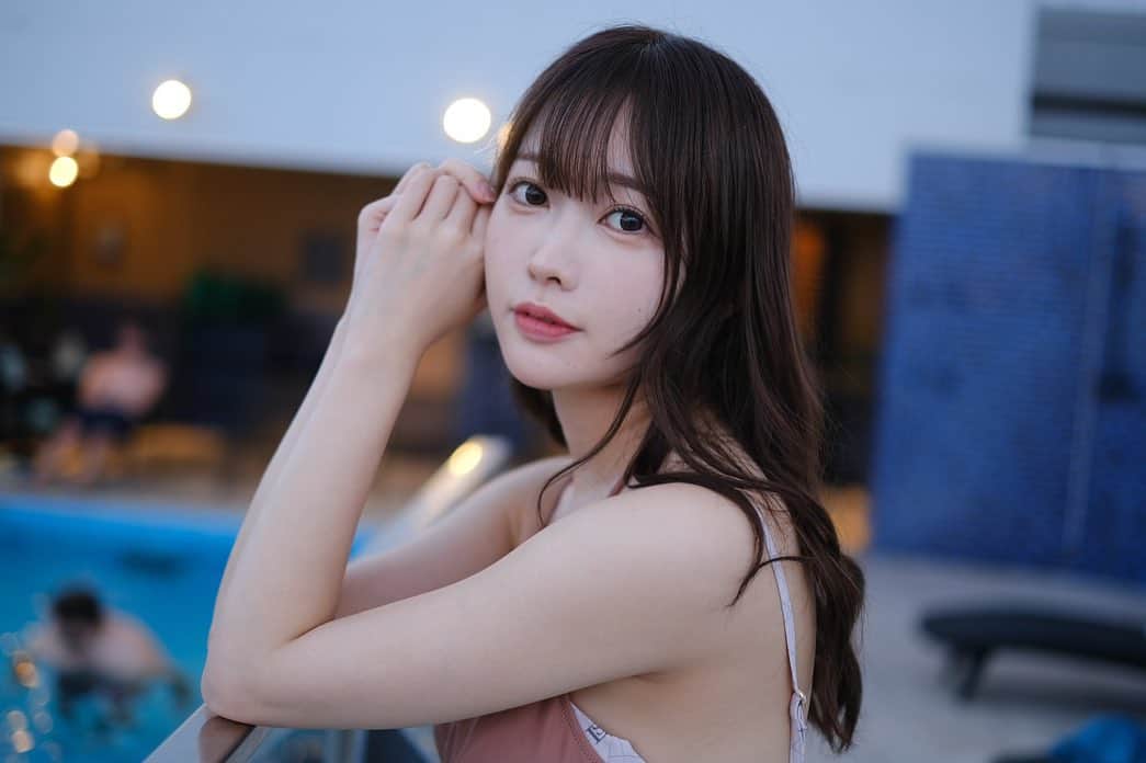 稲田汐莉のインスタグラム：「沖縄旅行🌴 ホテルでサウナが楽しめる　@androoms_nahaport に宿泊したよ！  温度92度水風呂15度で沖縄なのに水風呂キンキンだった🧊オートロウリュは15分おきだったけど湿度低めだからサウナ初心者向けだった🧖  水風呂のあとプールでぷかぷか浮かぶのも気持ちいい！ 朝食も美味しくて国際通りから近い&レンタルサイクルもあるからリピしてるホテル🏨  お昼はSAIGA 沖縄そばを食べて　夜は居酒屋うりずん　@urizun_okinawa からの屋台村　@kokusai.yataimura をはしご💭 酔っ払いました🫣（一番最後の写真🍶  3泊４日したけどマリンアクティビティ楽しんでたら基本髪ボサボサで1日目以外は写真少なめ🫢🫢笑」
