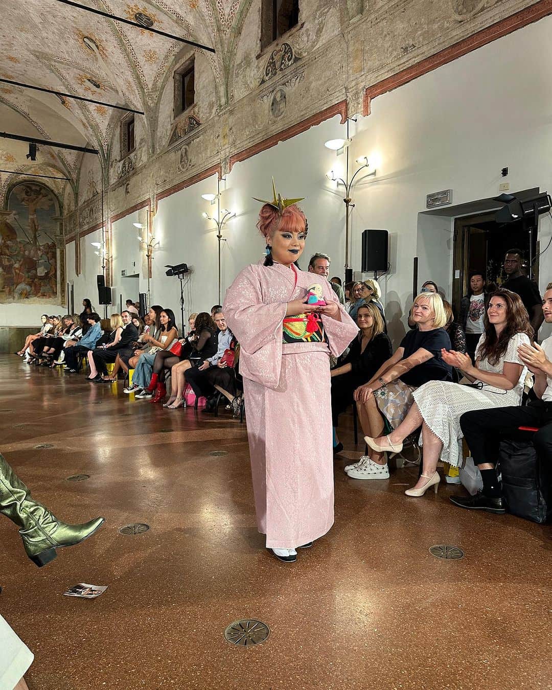 桃果愛さんのインスタグラム写真 - (桃果愛Instagram)「MOMOKA TOKYO @momokatokyo  ⁡ Milan Fashion Week2023 ⁡ Fashion fukuske @fukuske_press   Founded in 1882 as a tabi costume shop, the company celebrated its 140th anniversary last year. Using the technology we have cultivated over our long history, we have now expanded our business to include socks, stockings, and underwear!  We offer a wide range of high-quality, safe and secure products that have been loved by many people for a long time. ⁡ Model Ai Momoka @ai_momoka.plussizemodel   Head accessories 縁美 @enbi_kakkey @enbi_beauty_pro  ⁡ #milanfashionweek #mfw2023 #milannews #japanesestyle #kimonostyle #tabi #fukuske #plussizejapan #MOMOKATOKYO」9月27日 20時53分 - ai_momoka.plussizemodel