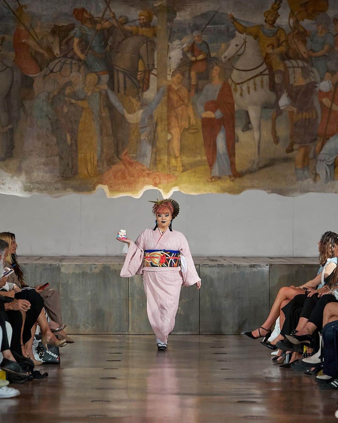 桃果愛さんのインスタグラム写真 - (桃果愛Instagram)「MOMOKA TOKYO @momokatokyo  ⁡ Milan Fashion Week2023 ⁡ Fashion fukuske @fukuske_press   Founded in 1882 as a tabi costume shop, the company celebrated its 140th anniversary last year. Using the technology we have cultivated over our long history, we have now expanded our business to include socks, stockings, and underwear!  We offer a wide range of high-quality, safe and secure products that have been loved by many people for a long time. ⁡ Model Ai Momoka @ai_momoka.plussizemodel   Head accessories 縁美 @enbi_kakkey @enbi_beauty_pro  ⁡ #milanfashionweek #mfw2023 #milannews #japanesestyle #kimonostyle #tabi #fukuske #plussizejapan #MOMOKATOKYO」9月27日 20時53分 - ai_momoka.plussizemodel