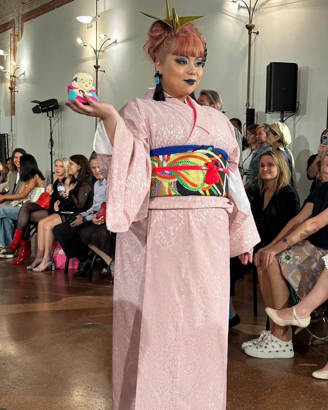 桃果愛さんのインスタグラム写真 - (桃果愛Instagram)「MOMOKA TOKYO @momokatokyo  ⁡ Milan Fashion Week2023 ⁡ Fashion fukuske @fukuske_press   Founded in 1882 as a tabi costume shop, the company celebrated its 140th anniversary last year. Using the technology we have cultivated over our long history, we have now expanded our business to include socks, stockings, and underwear!  We offer a wide range of high-quality, safe and secure products that have been loved by many people for a long time. ⁡ Model Ai Momoka @ai_momoka.plussizemodel   Head accessories 縁美 @enbi_kakkey @enbi_beauty_pro  ⁡ #milanfashionweek #mfw2023 #milannews #japanesestyle #kimonostyle #tabi #fukuske #plussizejapan #MOMOKATOKYO」9月27日 20時53分 - ai_momoka.plussizemodel