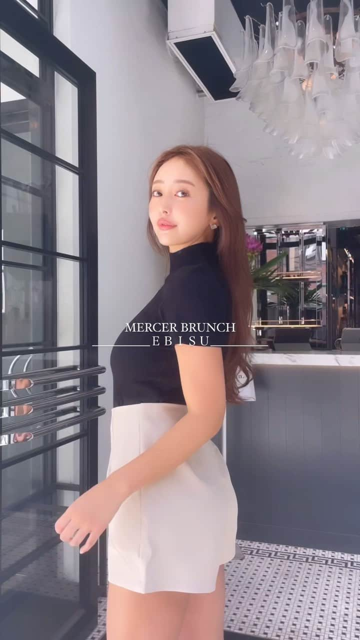 佐野友妃子のインスタグラム：「「MERCER BRUNCH EBISU」が9/14にリニューアルオープン🤍🤍🤍  シャインマスカットをはじめとする旬の食材を使用した、爽やかなグリーンのアフタヌーンティーを堪能してきました🍇🫖✨  MERCER BRUNCHシグネチャーのフレンチトーストは、さっぱりとしたチーズクリーム、ブルーベリージャムにシャインマスカットが贅沢にのっていて最高に美味しいの🤤  9月14日〜10月末予定  ▪︎金額 平日　おひとり様¥5,500 土日祝　おひとり様¥5,800  みんなも是非行ってみてねー🤍🤍🤍  #アフタヌーンティー#afternoonteatime #afternoontea #あふたぬーんてぃー #マーサーブランチ#マーサーブランチ恵比寿#mercerbrunch #オススメ#オススメカフェ#オススメアフタヌーンティー」