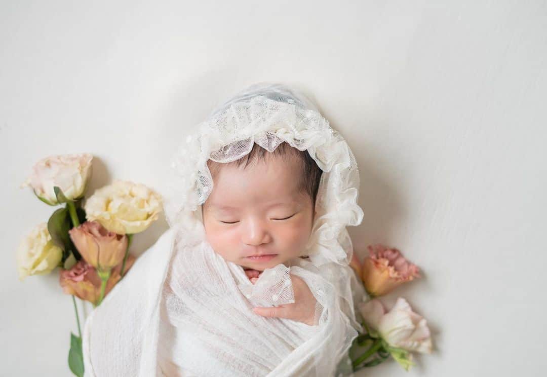 Mさんのインスタグラム写真 - (MInstagram)「生後10日で撮ってもらった 可愛いすぎるNEW BORN PHOTO🐰🫧 息子の時とはまた違って、 生花を使ってくれて、 色味もタイプすぎる🤍 @melin_newbornphoto で 第一弾はお願いしました🌷  #ニューボーンフォト#ニューボーンフォト東京#ニューボーン撮影#newbornbaby#newbornphoto#新生児のいる生活#新生児フォト #新生児のいる暮らし#2歳差育児#2歳差兄妹#2歳差育児奮闘中 #令和5年8月出産#令和5年8月生まれベビー#男の子ママ#女の子ママ#ニューボーンフォト撮影#新米ママ#2歳差育児ママと繋がりたい#ニューボーンフォト埼玉#ニューボーンフォト神奈川#ニューボーンフォト千葉#ニューボーンフォト茨城#ニューボーンフォト東京#ニューボーンフォトさいたま」9月27日 20時54分 - moma0502