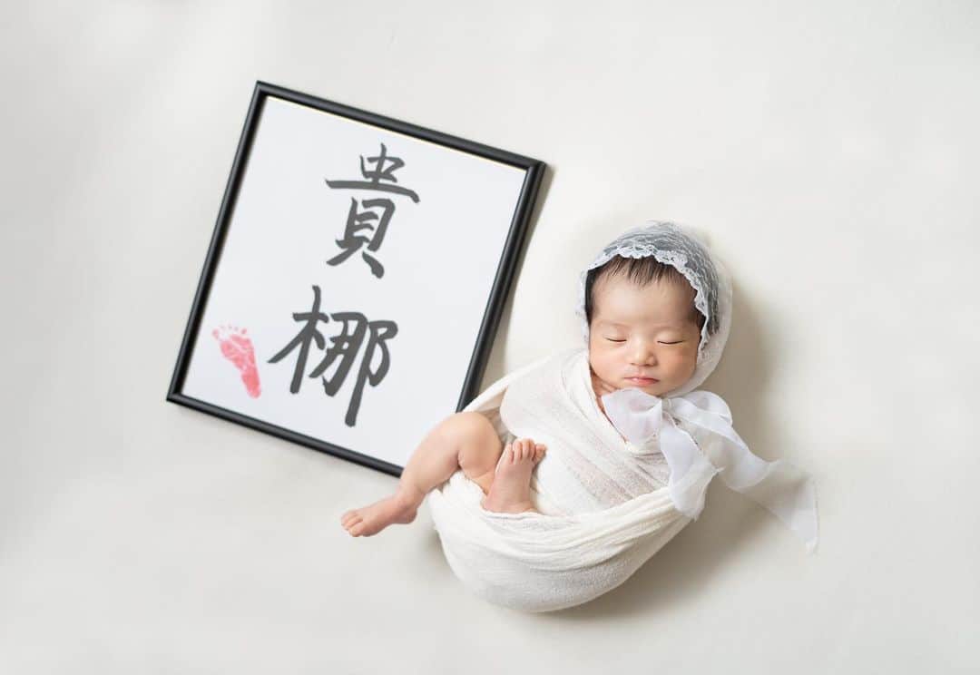 Mさんのインスタグラム写真 - (MInstagram)「生後10日で撮ってもらった 可愛いすぎるNEW BORN PHOTO🐰🫧 息子の時とはまた違って、 生花を使ってくれて、 色味もタイプすぎる🤍 @melin_newbornphoto で 第一弾はお願いしました🌷  #ニューボーンフォト#ニューボーンフォト東京#ニューボーン撮影#newbornbaby#newbornphoto#新生児のいる生活#新生児フォト #新生児のいる暮らし#2歳差育児#2歳差兄妹#2歳差育児奮闘中 #令和5年8月出産#令和5年8月生まれベビー#男の子ママ#女の子ママ#ニューボーンフォト撮影#新米ママ#2歳差育児ママと繋がりたい#ニューボーンフォト埼玉#ニューボーンフォト神奈川#ニューボーンフォト千葉#ニューボーンフォト茨城#ニューボーンフォト東京#ニューボーンフォトさいたま」9月27日 20時54分 - moma0502