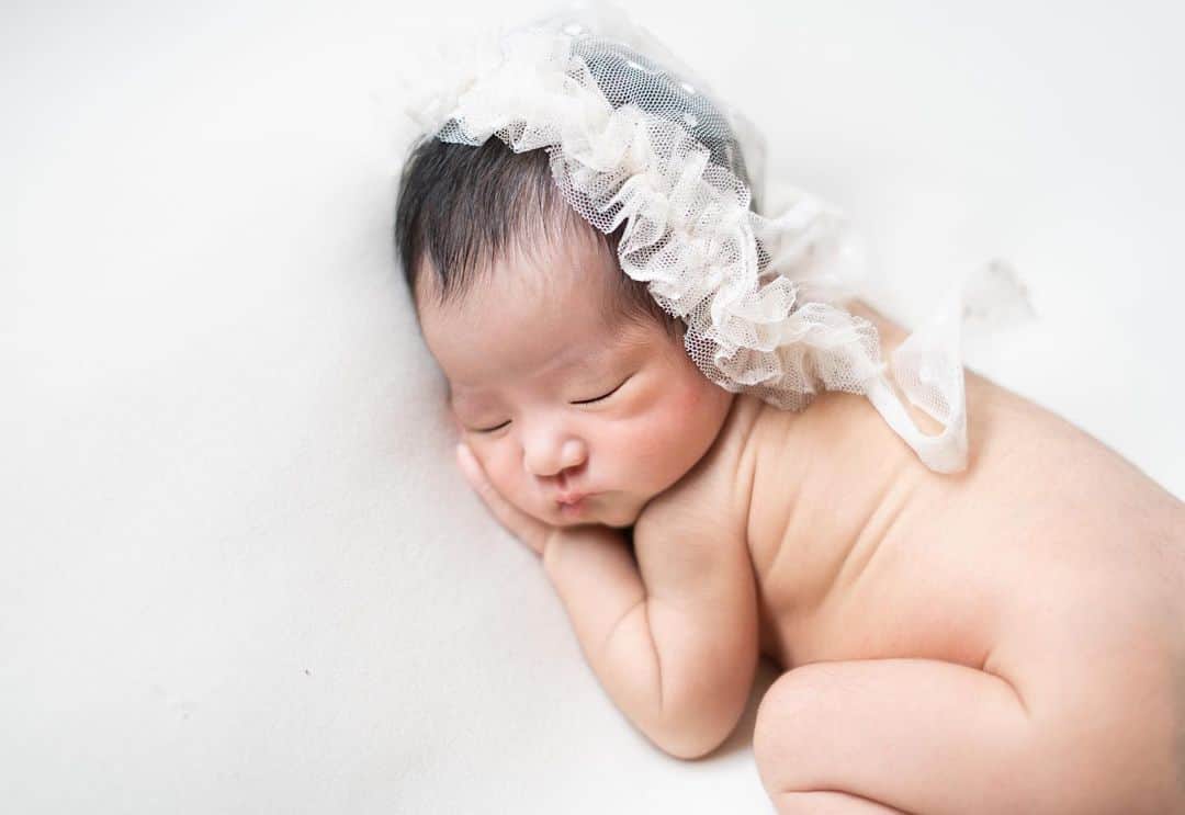 Mさんのインスタグラム写真 - (MInstagram)「生後10日で撮ってもらった 可愛いすぎるNEW BORN PHOTO🐰🫧 息子の時とはまた違って、 生花を使ってくれて、 色味もタイプすぎる🤍 @melin_newbornphoto で 第一弾はお願いしました🌷  #ニューボーンフォト#ニューボーンフォト東京#ニューボーン撮影#newbornbaby#newbornphoto#新生児のいる生活#新生児フォト #新生児のいる暮らし#2歳差育児#2歳差兄妹#2歳差育児奮闘中 #令和5年8月出産#令和5年8月生まれベビー#男の子ママ#女の子ママ#ニューボーンフォト撮影#新米ママ#2歳差育児ママと繋がりたい#ニューボーンフォト埼玉#ニューボーンフォト神奈川#ニューボーンフォト千葉#ニューボーンフォト茨城#ニューボーンフォト東京#ニューボーンフォトさいたま」9月27日 20時54分 - moma0502