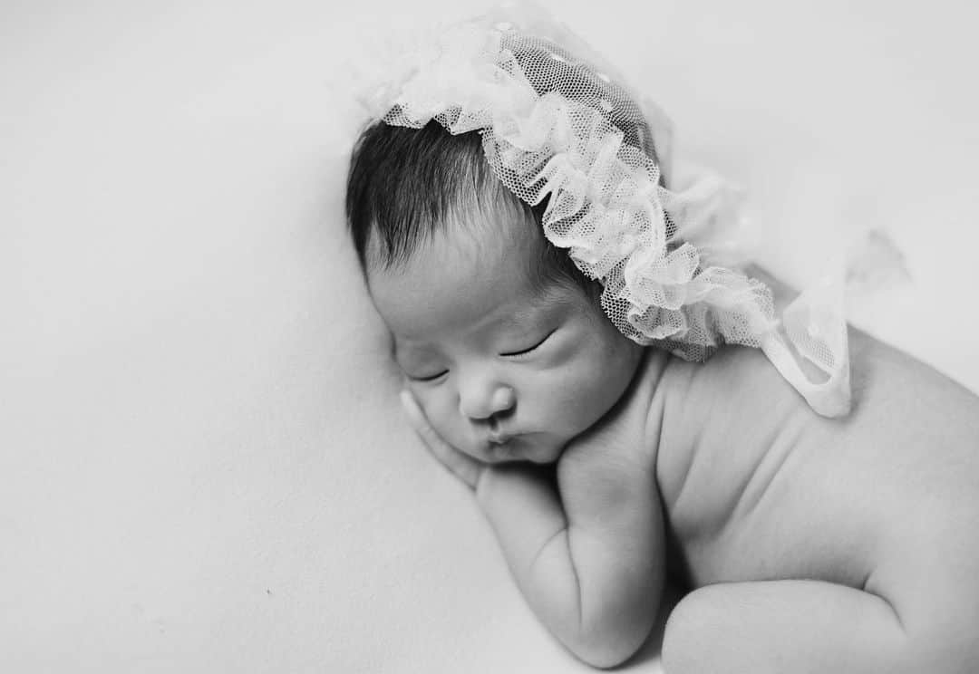 Mさんのインスタグラム写真 - (MInstagram)「生後10日で撮ってもらった 可愛いすぎるNEW BORN PHOTO🐰🫧 息子の時とはまた違って、 生花を使ってくれて、 色味もタイプすぎる🤍 @melin_newbornphoto で 第一弾はお願いしました🌷  #ニューボーンフォト#ニューボーンフォト東京#ニューボーン撮影#newbornbaby#newbornphoto#新生児のいる生活#新生児フォト #新生児のいる暮らし#2歳差育児#2歳差兄妹#2歳差育児奮闘中 #令和5年8月出産#令和5年8月生まれベビー#男の子ママ#女の子ママ#ニューボーンフォト撮影#新米ママ#2歳差育児ママと繋がりたい#ニューボーンフォト埼玉#ニューボーンフォト神奈川#ニューボーンフォト千葉#ニューボーンフォト茨城#ニューボーンフォト東京#ニューボーンフォトさいたま」9月27日 20時54分 - moma0502