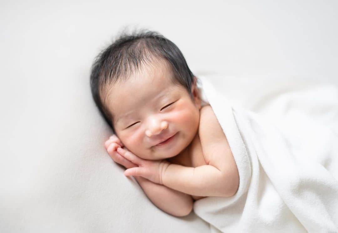 Mさんのインスタグラム写真 - (MInstagram)「生後10日で撮ってもらった 可愛いすぎるNEW BORN PHOTO🐰🫧 息子の時とはまた違って、 生花を使ってくれて、 色味もタイプすぎる🤍 @melin_newbornphoto で 第一弾はお願いしました🌷  #ニューボーンフォト#ニューボーンフォト東京#ニューボーン撮影#newbornbaby#newbornphoto#新生児のいる生活#新生児フォト #新生児のいる暮らし#2歳差育児#2歳差兄妹#2歳差育児奮闘中 #令和5年8月出産#令和5年8月生まれベビー#男の子ママ#女の子ママ#ニューボーンフォト撮影#新米ママ#2歳差育児ママと繋がりたい#ニューボーンフォト埼玉#ニューボーンフォト神奈川#ニューボーンフォト千葉#ニューボーンフォト茨城#ニューボーンフォト東京#ニューボーンフォトさいたま」9月27日 20時54分 - moma0502