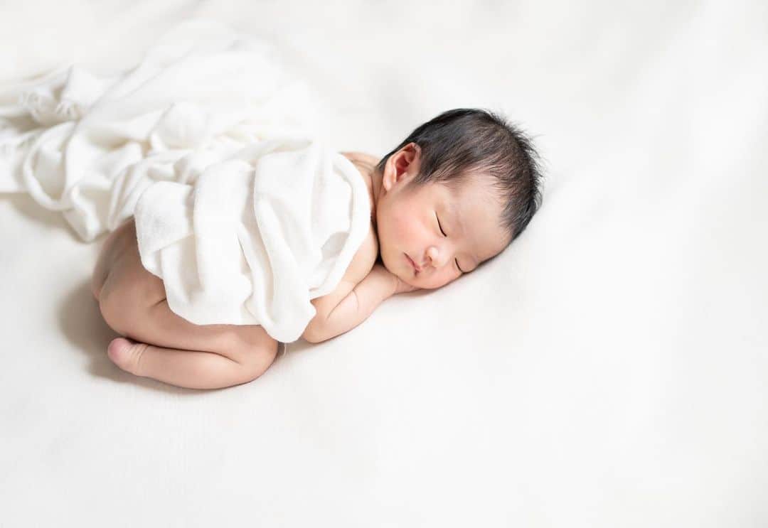 Mさんのインスタグラム写真 - (MInstagram)「生後10日で撮ってもらった 可愛いすぎるNEW BORN PHOTO🐰🫧 息子の時とはまた違って、 生花を使ってくれて、 色味もタイプすぎる🤍 @melin_newbornphoto で 第一弾はお願いしました🌷  #ニューボーンフォト#ニューボーンフォト東京#ニューボーン撮影#newbornbaby#newbornphoto#新生児のいる生活#新生児フォト #新生児のいる暮らし#2歳差育児#2歳差兄妹#2歳差育児奮闘中 #令和5年8月出産#令和5年8月生まれベビー#男の子ママ#女の子ママ#ニューボーンフォト撮影#新米ママ#2歳差育児ママと繋がりたい#ニューボーンフォト埼玉#ニューボーンフォト神奈川#ニューボーンフォト千葉#ニューボーンフォト茨城#ニューボーンフォト東京#ニューボーンフォトさいたま」9月27日 20時54分 - moma0502