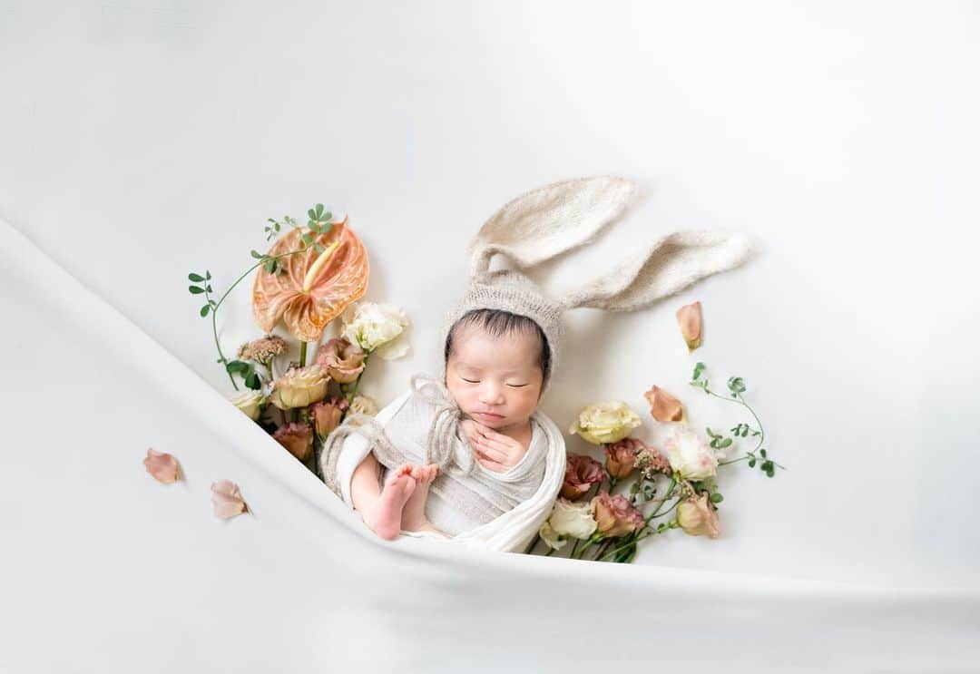 Mさんのインスタグラム写真 - (MInstagram)「生後10日で撮ってもらった 可愛いすぎるNEW BORN PHOTO🐰🫧 息子の時とはまた違って、 生花を使ってくれて、 色味もタイプすぎる🤍 @melin_newbornphoto で 第一弾はお願いしました🌷  #ニューボーンフォト#ニューボーンフォト東京#ニューボーン撮影#newbornbaby#newbornphoto#新生児のいる生活#新生児フォト #新生児のいる暮らし#2歳差育児#2歳差兄妹#2歳差育児奮闘中 #令和5年8月出産#令和5年8月生まれベビー#男の子ママ#女の子ママ#ニューボーンフォト撮影#新米ママ#2歳差育児ママと繋がりたい#ニューボーンフォト埼玉#ニューボーンフォト神奈川#ニューボーンフォト千葉#ニューボーンフォト茨城#ニューボーンフォト東京#ニューボーンフォトさいたま」9月27日 20時54分 - moma0502