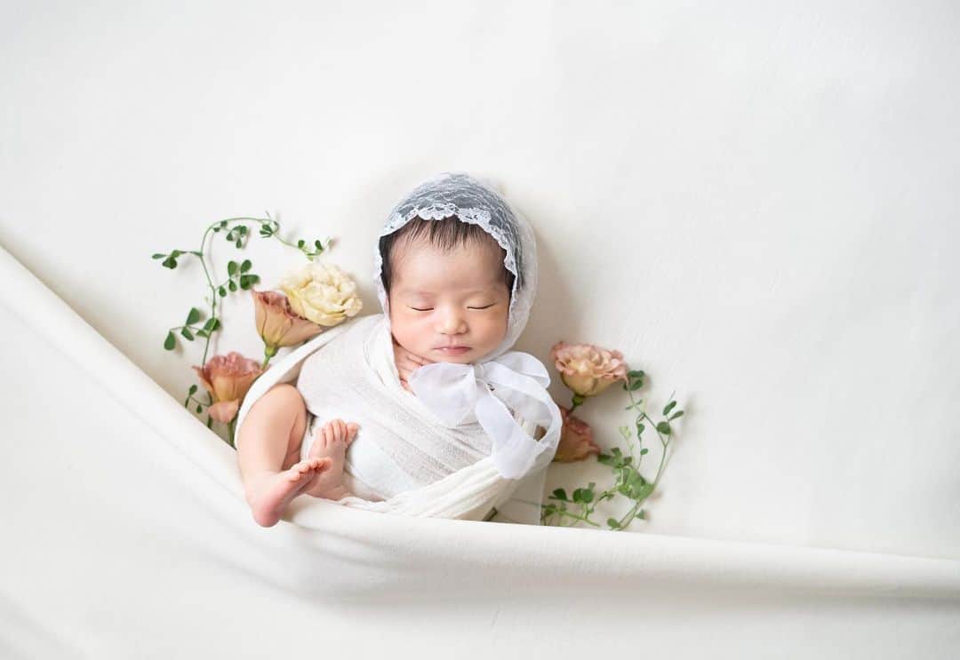 Mさんのインスタグラム写真 - (MInstagram)「生後10日で撮ってもらった 可愛いすぎるNEW BORN PHOTO🐰🫧 息子の時とはまた違って、 生花を使ってくれて、 色味もタイプすぎる🤍 @melin_newbornphoto で 第一弾はお願いしました🌷  #ニューボーンフォト#ニューボーンフォト東京#ニューボーン撮影#newbornbaby#newbornphoto#新生児のいる生活#新生児フォト #新生児のいる暮らし#2歳差育児#2歳差兄妹#2歳差育児奮闘中 #令和5年8月出産#令和5年8月生まれベビー#男の子ママ#女の子ママ#ニューボーンフォト撮影#新米ママ#2歳差育児ママと繋がりたい#ニューボーンフォト埼玉#ニューボーンフォト神奈川#ニューボーンフォト千葉#ニューボーンフォト茨城#ニューボーンフォト東京#ニューボーンフォトさいたま」9月27日 20時54分 - moma0502