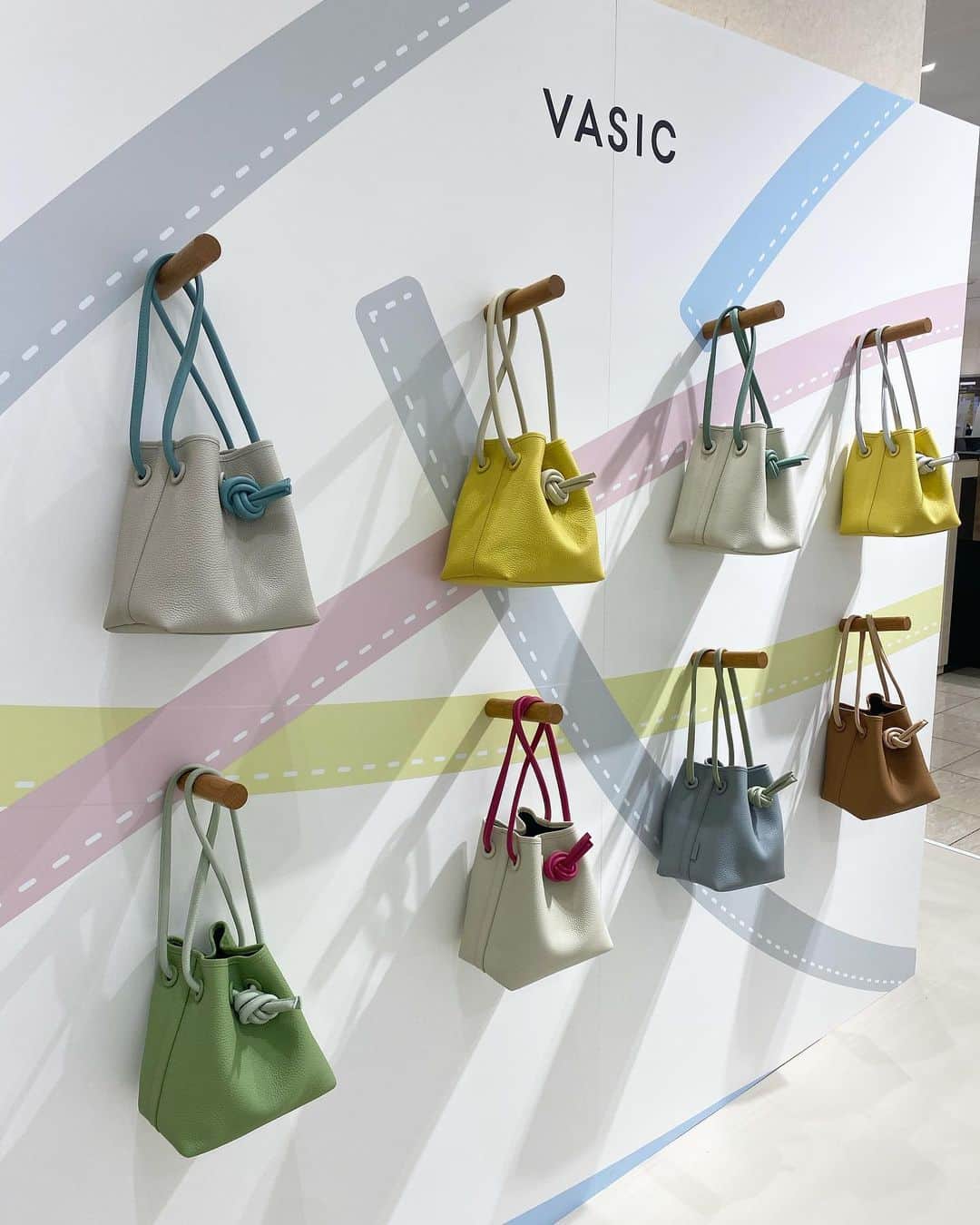 akiii031さんのインスタグラム写真 - (akiii031Instagram)「"Color me your color" 東海エリア初のイベント🌈 @vasic_japan のpopupに♡  BOND MINIと付け替え用のコードをセットで買える♡お得感🫶コードカラーを変えて着せ替えを楽しめてしまう🫣💕 ボディは9色、コードは19色から選べるから悩みすぎたけどその時間が楽しすぎた😂💕　  📍ジェイアール名古屋タカシマヤ 3F ローズパティオ 9/27〜10/3まで🥰  #vasic #vasicbond #colormeyourcolor #cmyc #pr」9月27日 20時46分 - akiii031