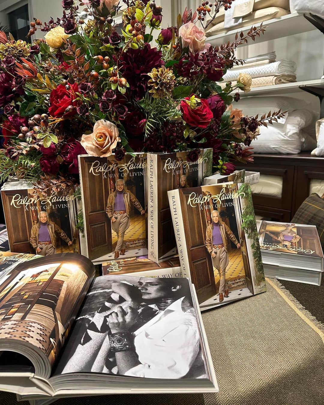 入夏さんのインスタグラム写真 - (入夏Instagram)「ラルフ ローレン ホームコレクションが 40周年👏  記念して発行された書籍「RALPH LAUREN : A WAY OF LIVING」のローンチイベントに伺いました❤️  素敵なインテリアばかりで惚れ惚れ🥰 本の中は彼の自宅の写真が沢山あって、どのページを開いてもおしゃれで40年の歴史を感じました！  @ralphlaurenhome  #RLAWayOfLiving #RalphLaurenHome #ラルフローレンホーム #PR」9月27日 20時47分 - iruka__offi