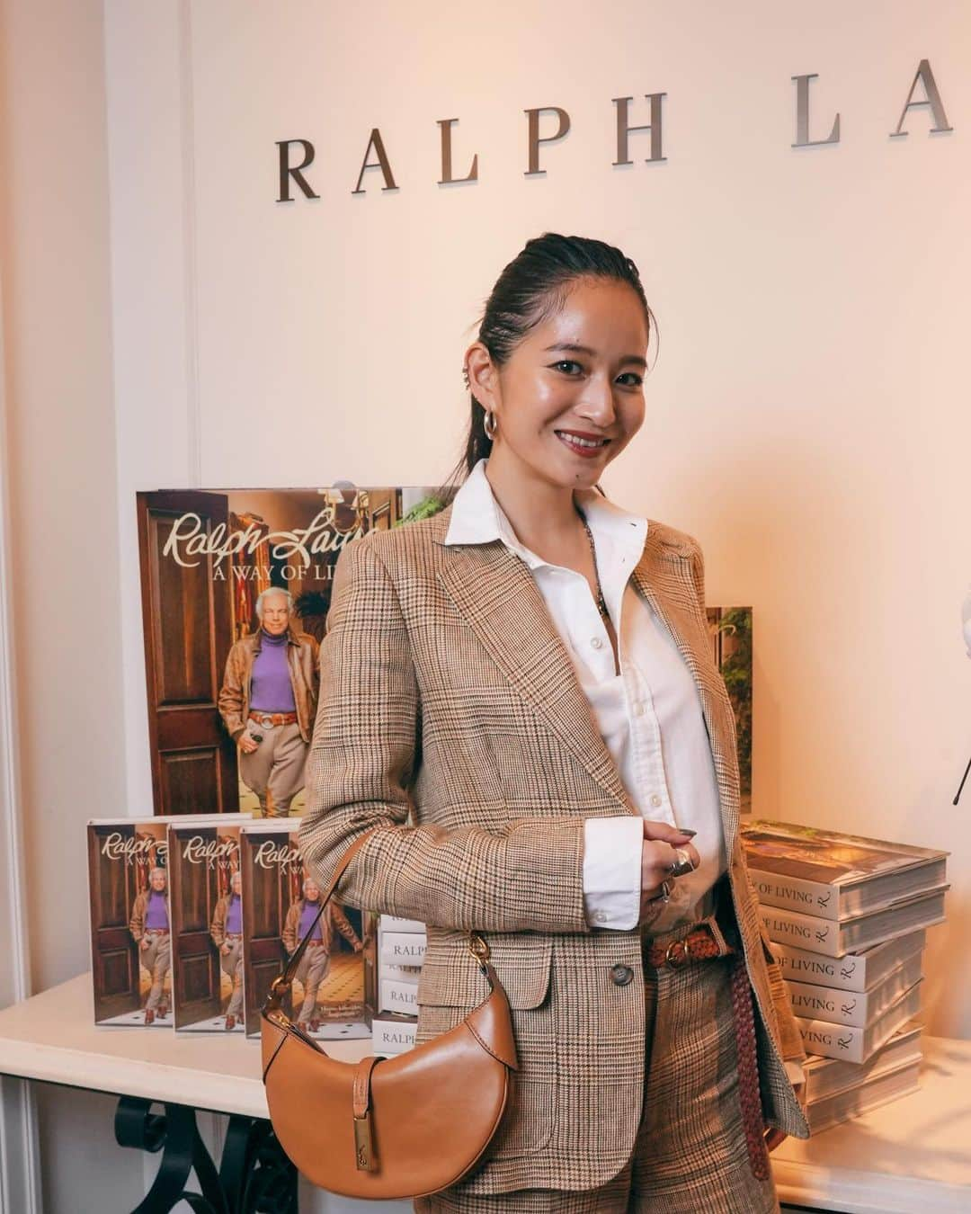 入夏のインスタグラム：「ラルフ ローレン ホームコレクションが 40周年👏  記念して発行された書籍「RALPH LAUREN : A WAY OF LIVING」のローンチイベントに伺いました❤️  素敵なインテリアばかりで惚れ惚れ🥰 本の中は彼の自宅の写真が沢山あって、どのページを開いてもおしゃれで40年の歴史を感じました！  @ralphlaurenhome  #RLAWayOfLiving #RalphLaurenHome #ラルフローレンホーム #PR」