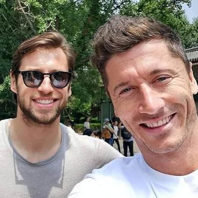 ロベルト・レヴァンドフスキさんのインスタグラム写真 - (ロベルト・レヴァンドフスキInstagram)「Krycha @grzegorz.krychowiak   Dodawałeś kadrze stylu, bez wątpienia. Twoje sto występów w kadrze nie było przypadkowe jak nasze spotkanie w Świątyni Buddyjskiej w Pekinie. Możesz być dumny ze swojej drogi i pięknych chwil w tej najpiękniejszej koszulce z orłem na piersi!  You added style to the team, no doubt about it. Your hundred matches with the National Team, were not accidental, like our meeting at the Buddhist Temple in Beijing. You can be proud of your journey and beautiful moments in the most beautiful National Team jersey!」9月27日 20時51分 - _rl9