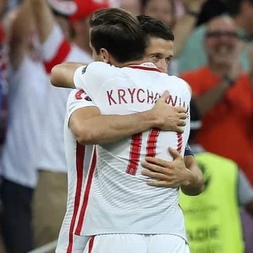 ロベルト・レヴァンドフスキさんのインスタグラム写真 - (ロベルト・レヴァンドフスキInstagram)「Krycha @grzegorz.krychowiak   Dodawałeś kadrze stylu, bez wątpienia. Twoje sto występów w kadrze nie było przypadkowe jak nasze spotkanie w Świątyni Buddyjskiej w Pekinie. Możesz być dumny ze swojej drogi i pięknych chwil w tej najpiękniejszej koszulce z orłem na piersi!  You added style to the team, no doubt about it. Your hundred matches with the National Team, were not accidental, like our meeting at the Buddhist Temple in Beijing. You can be proud of your journey and beautiful moments in the most beautiful National Team jersey!」9月27日 20時51分 - _rl9