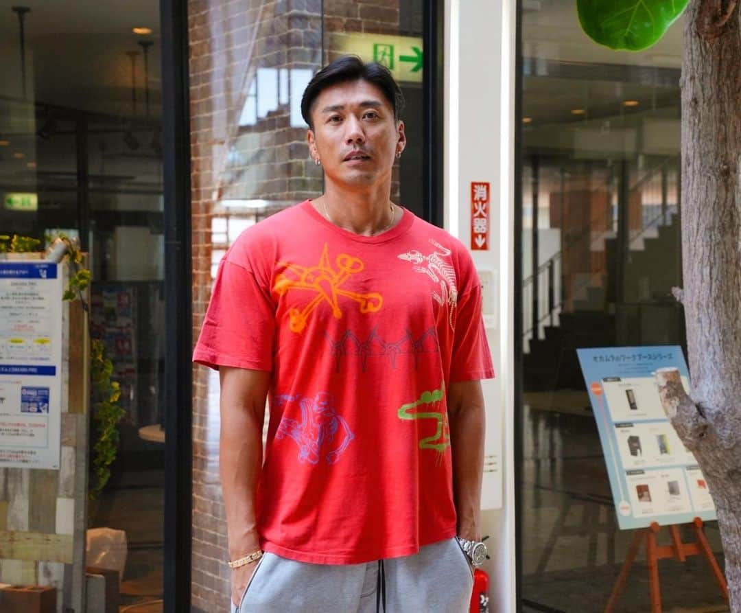 金子賢のインスタグラム：「赤の🟥Tシャツはヴィンテージくらいしか持ってない  全然スケジュール🗓️くれない人は…会えないね。」
