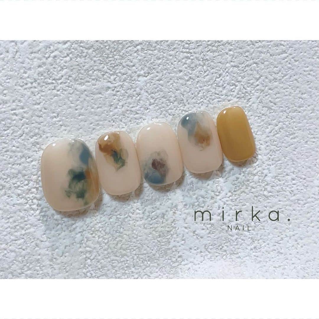 mirka. NAIL(ミルカネイル)のインスタグラム：「⁡ ⁡ ⁡ new !! ⁡ ⁡ ⁡ ⁡ #mirkanailsample ………………………………………………………… ⁡ ご予約、お問い合わせは LINE ID⇒ @mirka.nail (@含む)まで。 ⁡ ご新規様はハイライトの「ご案内」と「ご予約方法」を必ずお読みいただいてからご予約くださいますようお願いいたします。 空き状況や詳細はLINEの投稿からご確認ください。 ⁡ ⁡ ⁡ ⁡ #mirkanail#nails#nail#nailart#naildesign #ショートネイル#ネイルアート#ネイルデザイン#ネイル#大人ネイル#シンプルネイル#オフィスネイル#ニュアンスネイル#ナチュラルネイル#カジュアルネイル#ショートネイルデザイン#美甲#秋ネイル#秋ネイル2023 #プライベートサロン#プライベートネイルサロン#東京ネイルサロン#東京ネイル#江東区ネイルサロン#森下#清澄白河 ⁡」