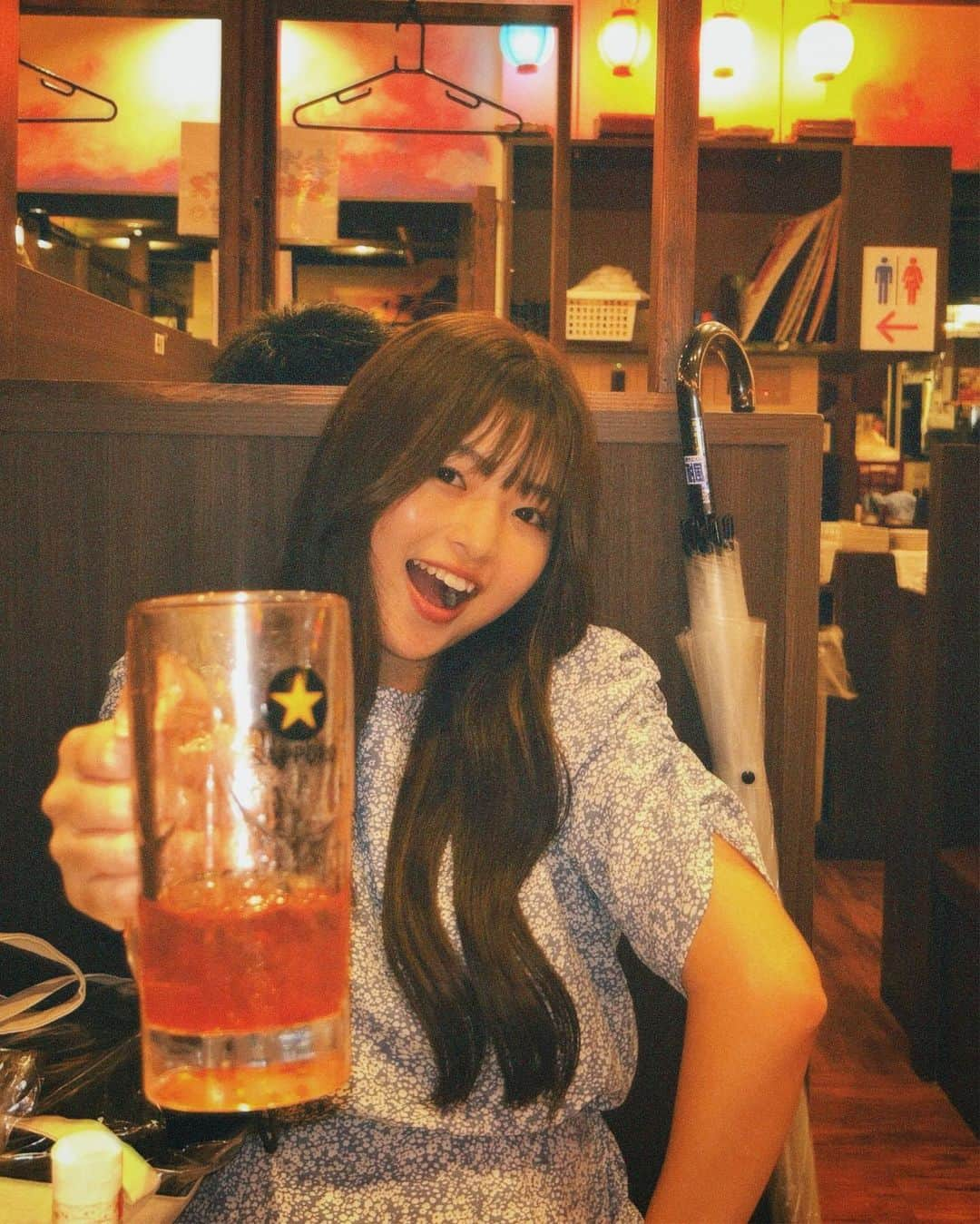 海老野心さんのインスタグラム写真 - (海老野心Instagram)「日本の居酒屋最強です！🏮 苺サワー美味しかった🍓 ・ そして、ひっさしぶりにロングにしちゃいましたあ〜💕💕」9月27日 20時52分 - heart_u29