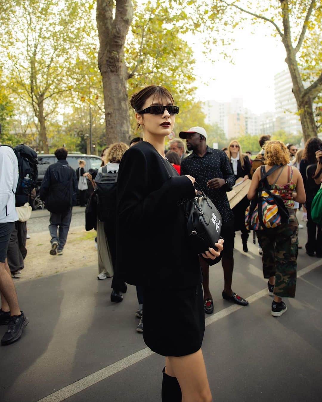 マギーのインスタグラム：「スタートは @courreges 🖤🖤🖤  ランウェイがモデルが歩くと割れて音がするような仕掛けになっていて、オープニングが巨大なインスタレーションを見てるようでした。」