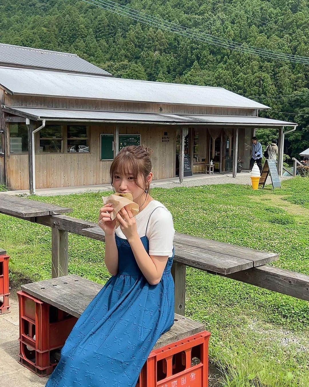 上野優華のインスタグラム：「offshot📸🌼*･  ネッツ徳島さんの情報誌 【Neu】ゲットしてくれたかしら……！  こちらは徳島の神山町で出会った 素敵なパン屋さん🍞  パン大好きなので興奮が止まりませんでした。  #かまパン＆ストア さん 全種類買って帰りたかったけど取材がまだまだあるという事でそれは出来んかった。 悔しい限りです🥲  それでもスコーン含め5個くらいは買って帰ってしまった！笑 選びきれないくらいどれも魅力的なラインナップで幸せでした。  店員さんがFM徳島「上野優華の華金」を 聴いてくださってたみたいで それも嬉しかったなぁ。  出来たてよもぎドーナツもいただきました🍩 これに関しては本当に15位なら食べれちゃう。ふわっふわでよもぎの香りがしっかりしてて それがきな粉と合うんだよー！ もう今すぐに食べたい。食べたい……。  マフィンも最高だったよ👍  #ネッツ徳島 #Netz徳島 #公式アンバサダー #Neu #ノイ #徳島県 #徳島カフェ #神山カフェ #徳島cafe #パン #パン屋 #幸せ #♥️ #スイーツ #パン女子」