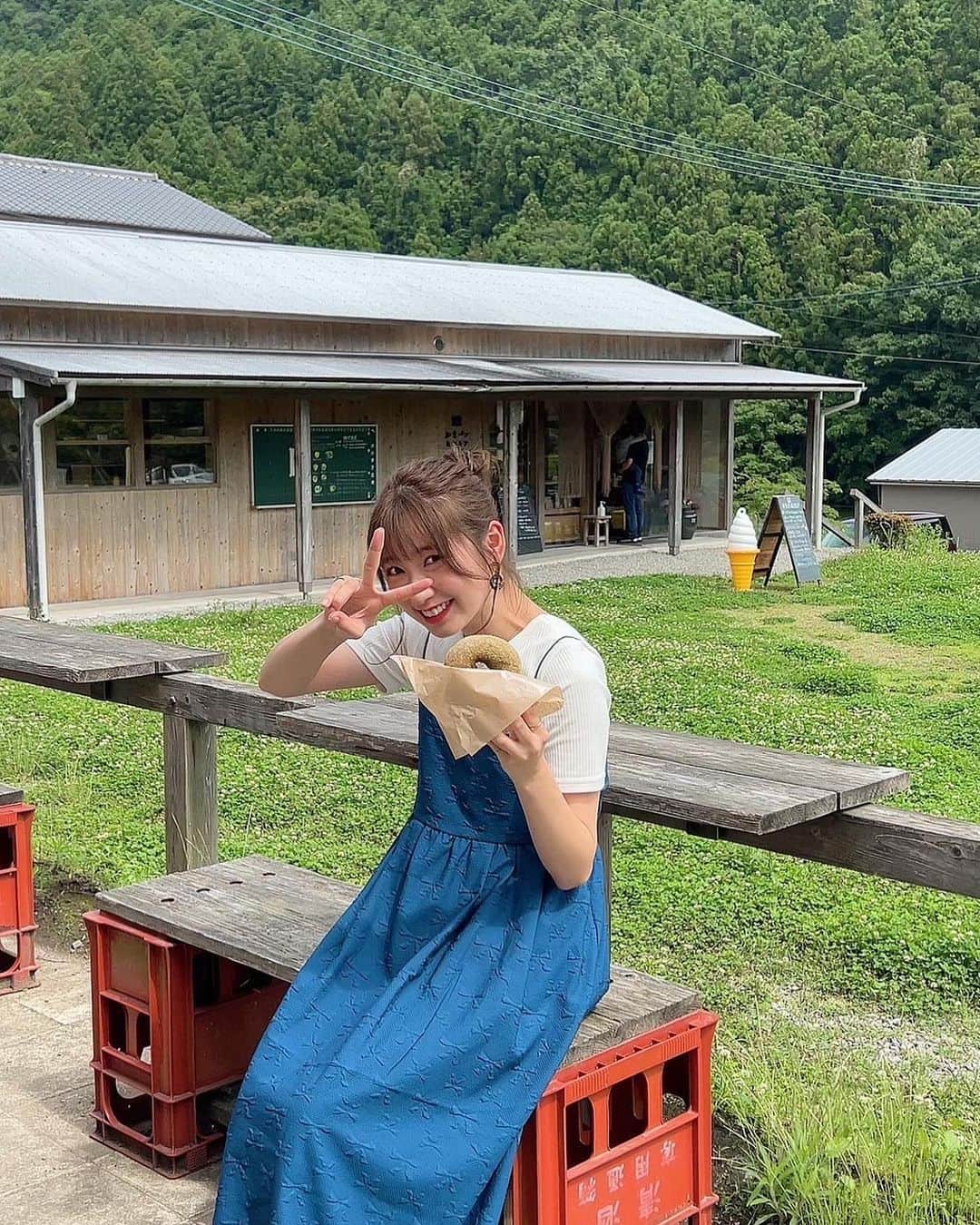 上野優華さんのインスタグラム写真 - (上野優華Instagram)「offshot📸🌼*･  ネッツ徳島さんの情報誌 【Neu】ゲットしてくれたかしら……！  こちらは徳島の神山町で出会った 素敵なパン屋さん🍞  パン大好きなので興奮が止まりませんでした。  #かまパン＆ストア さん 全種類買って帰りたかったけど取材がまだまだあるという事でそれは出来んかった。 悔しい限りです🥲  それでもスコーン含め5個くらいは買って帰ってしまった！笑 選びきれないくらいどれも魅力的なラインナップで幸せでした。  店員さんがFM徳島「上野優華の華金」を 聴いてくださってたみたいで それも嬉しかったなぁ。  出来たてよもぎドーナツもいただきました🍩 これに関しては本当に15位なら食べれちゃう。ふわっふわでよもぎの香りがしっかりしてて それがきな粉と合うんだよー！ もう今すぐに食べたい。食べたい……。  マフィンも最高だったよ👍  #ネッツ徳島 #Netz徳島 #公式アンバサダー #Neu #ノイ #徳島県 #徳島カフェ #神山カフェ #徳島cafe #パン #パン屋 #幸せ #♥️ #スイーツ #パン女子」9月27日 20時56分 - yuukaueno0205