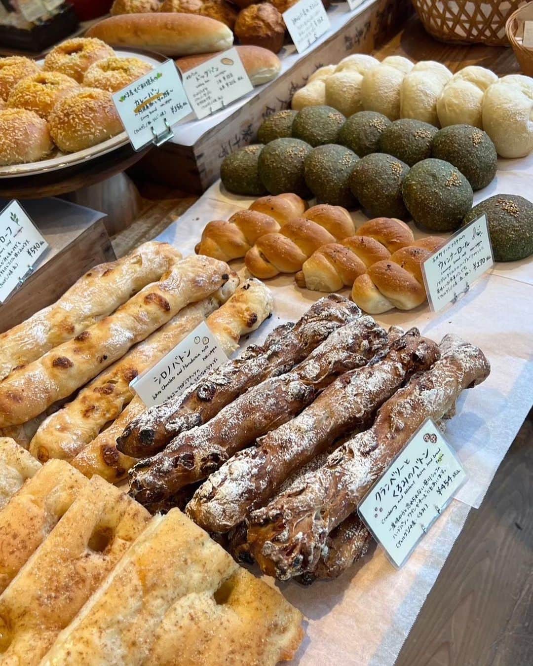 上野優華さんのインスタグラム写真 - (上野優華Instagram)「offshot📸🌼*･  ネッツ徳島さんの情報誌 【Neu】ゲットしてくれたかしら……！  こちらは徳島の神山町で出会った 素敵なパン屋さん🍞  パン大好きなので興奮が止まりませんでした。  #かまパン＆ストア さん 全種類買って帰りたかったけど取材がまだまだあるという事でそれは出来んかった。 悔しい限りです🥲  それでもスコーン含め5個くらいは買って帰ってしまった！笑 選びきれないくらいどれも魅力的なラインナップで幸せでした。  店員さんがFM徳島「上野優華の華金」を 聴いてくださってたみたいで それも嬉しかったなぁ。  出来たてよもぎドーナツもいただきました🍩 これに関しては本当に15位なら食べれちゃう。ふわっふわでよもぎの香りがしっかりしてて それがきな粉と合うんだよー！ もう今すぐに食べたい。食べたい……。  マフィンも最高だったよ👍  #ネッツ徳島 #Netz徳島 #公式アンバサダー #Neu #ノイ #徳島県 #徳島カフェ #神山カフェ #徳島cafe #パン #パン屋 #幸せ #♥️ #スイーツ #パン女子」9月27日 20時56分 - yuukaueno0205