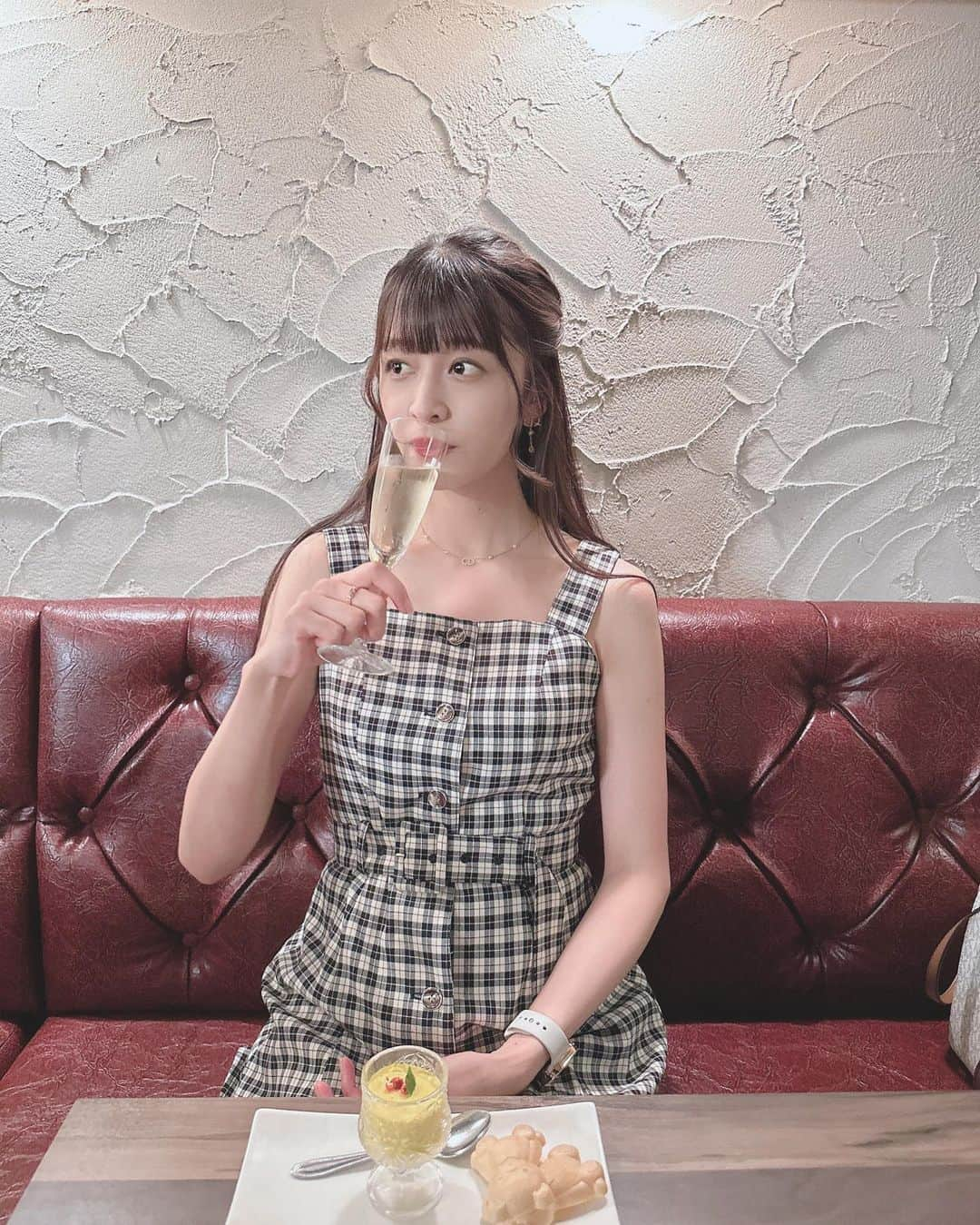 四島早紀さんのインスタグラム写真 - (四島早紀Instagram)「四島さんと乾杯しよ…🥂？ お通しが🧸で可愛かったദ്ദിᐢ- ̫-ᐢ₎  写真スライドすると飲んで嬉しそうな四島さんが見れるよ( ⸝⸝•｡•⸝⸝ ) (※恥ずかしいけん消すかも…？笑)  #instagood #instalike #likeforlikes #likeforfollow #followme #fff #japanese #japanesegirl #黒髪 #黒髪ロング  #photography #コーデ #ootd #脚  #新宿 #dior #新宿カフェ #お酒好き女子」9月27日 20時56分 - saki_shishima