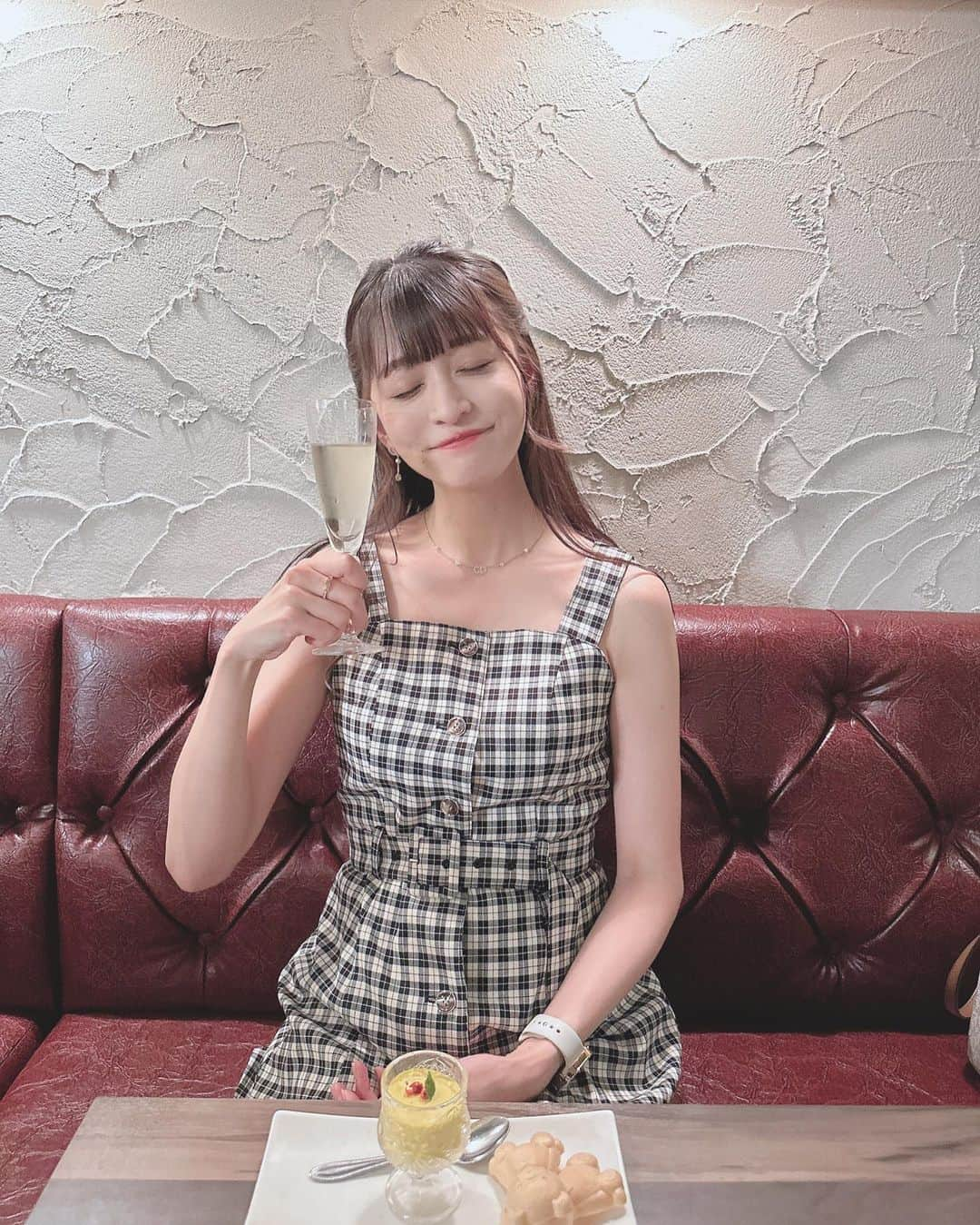 四島早紀さんのインスタグラム写真 - (四島早紀Instagram)「四島さんと乾杯しよ…🥂？ お通しが🧸で可愛かったദ്ദിᐢ- ̫-ᐢ₎  写真スライドすると飲んで嬉しそうな四島さんが見れるよ( ⸝⸝•｡•⸝⸝ ) (※恥ずかしいけん消すかも…？笑)  #instagood #instalike #likeforlikes #likeforfollow #followme #fff #japanese #japanesegirl #黒髪 #黒髪ロング  #photography #コーデ #ootd #脚  #新宿 #dior #新宿カフェ #お酒好き女子」9月27日 20時56分 - saki_shishima