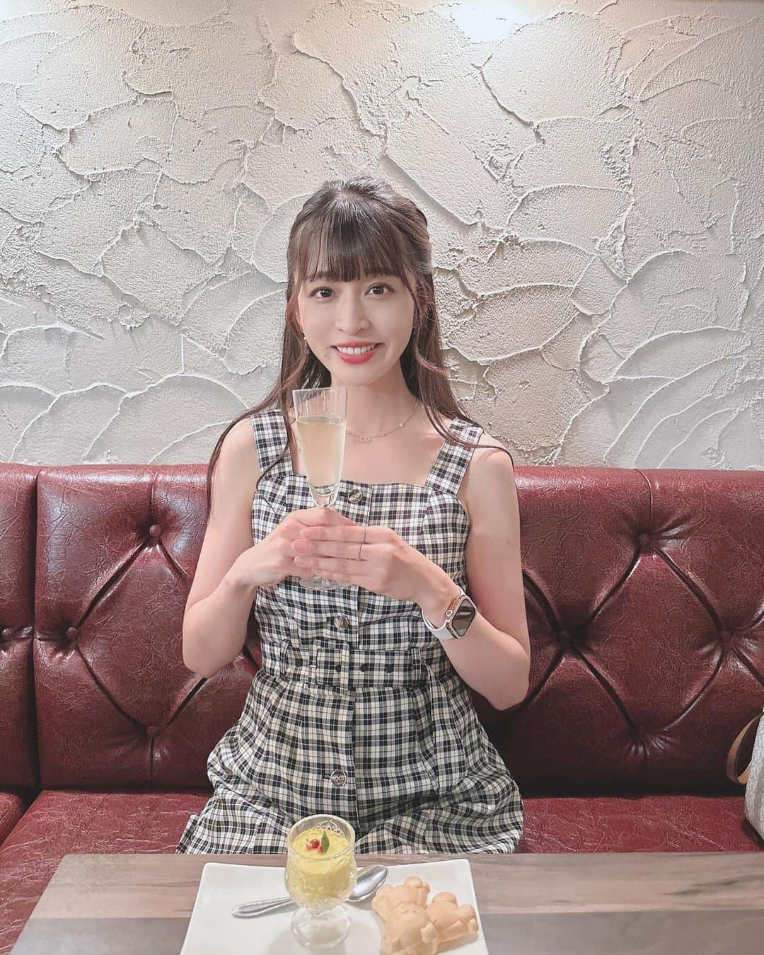 四島早紀さんのインスタグラム写真 - (四島早紀Instagram)「四島さんと乾杯しよ…🥂？ お通しが🧸で可愛かったദ്ദിᐢ- ̫-ᐢ₎  写真スライドすると飲んで嬉しそうな四島さんが見れるよ( ⸝⸝•｡•⸝⸝ ) (※恥ずかしいけん消すかも…？笑)  #instagood #instalike #likeforlikes #likeforfollow #followme #fff #japanese #japanesegirl #黒髪 #黒髪ロング  #photography #コーデ #ootd #脚  #新宿 #dior #新宿カフェ #お酒好き女子」9月27日 20時56分 - saki_shishima