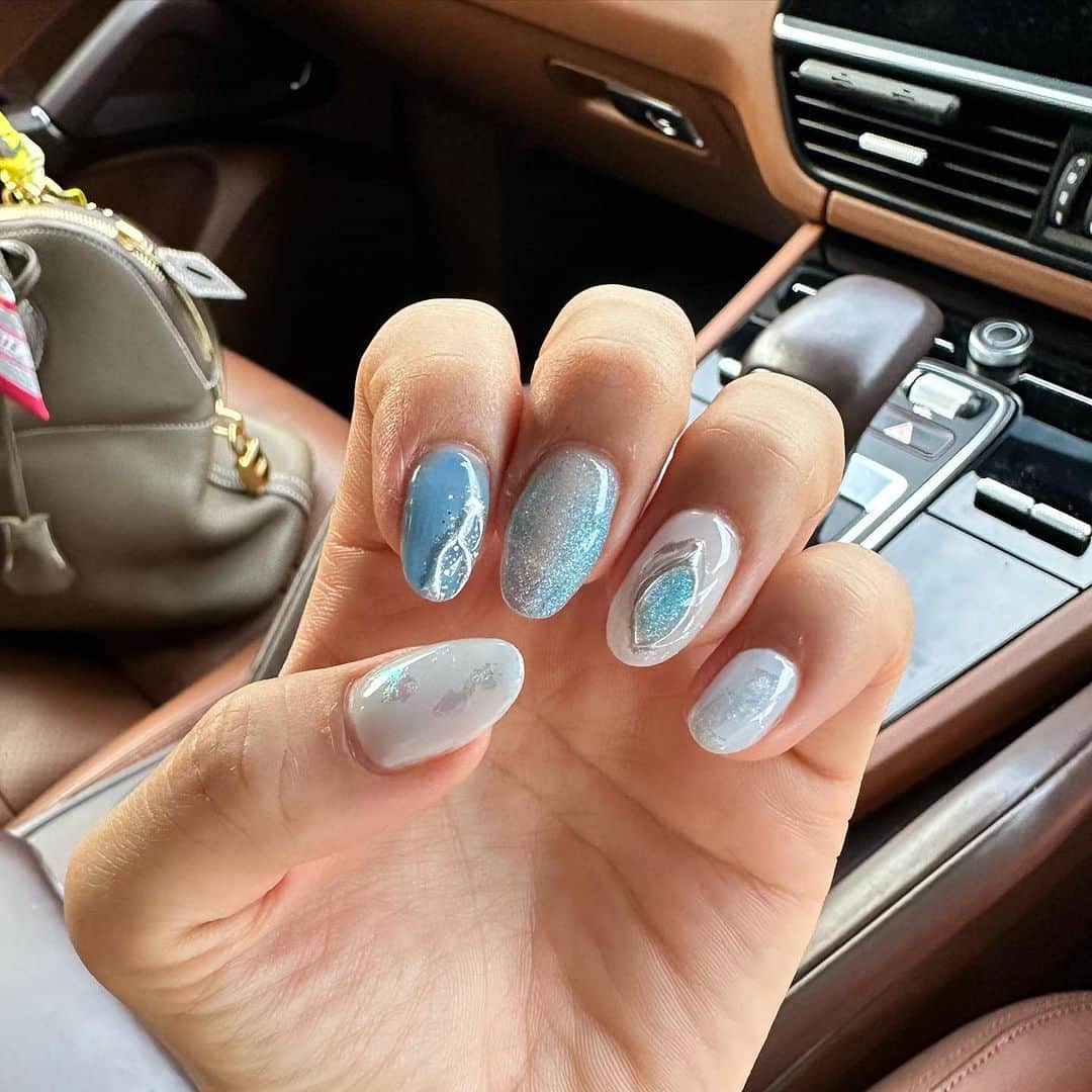 澤野井香里さんのインスタグラム写真 - (澤野井香里Instagram)「New nail💅✨ 爽やかなブルー🫐ベースに、ところどころマグネットのキラキラ✨をアレンジ😌  Thank you♡  @menail1201 @menailuraeri   📍Me nail 💅 大阪市中央区心斎橋筋１丁目１０−１２ トレスビル４F（クリスタ長堀10出口すぐ） 06-6253-2828  #ks_23✨ #ks_nail✨ #ks_beauty✨ #ks_osaka✨ #menail #nail #大阪 #心斎橋 #ジェルネイル #秋ネイル #マグネットネイル #ラメネイル #ストーンネイル #デザインネイル #ネイル好きな人と繋がりたい #ミイネイル #2023ネイル」9月27日 20時56分 - kaori_sawanoi