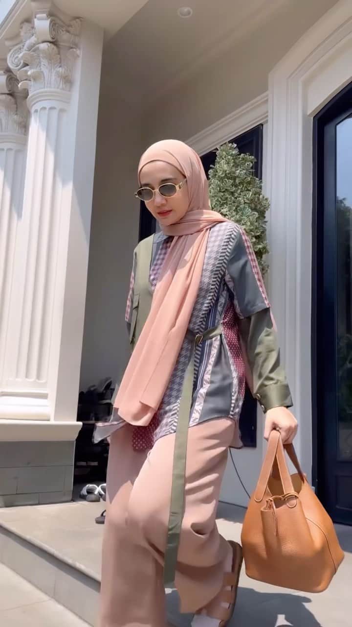 Zaskia Sungkarのインスタグラム：「suka bgt sama tone pattern baru nya @zaskiasungkarjakarta 😍 #zsladies  @zaskiasungkar_banjarmasin @zaskiasungkar_palembang @zaskiasungkar_sungaipenuh @zaskiasungkar_makassar  @zaskiasungkar_padang  @zaskiasungkar_lampung @zaskiasungkar_aceh  @zaskiasungkar.jambi   www.zaskiasungkar.com」