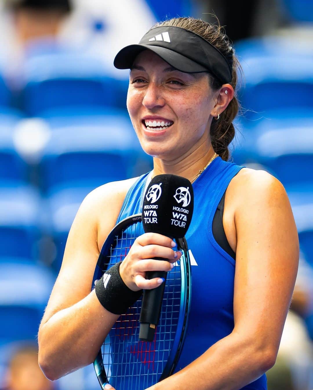 WTA（女子テニス協会）のインスタグラム：「Shabu-shabu anyone? 🍲  @jpegula plans her victory meal after defeating Bucsa in straight sets and secures a spot in the final eight.   #TorayPPO」