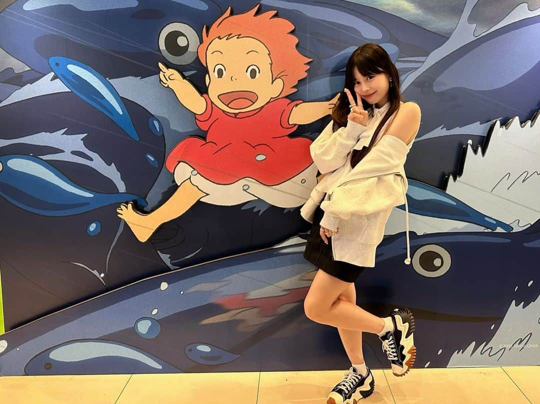 村川緋杏のインスタグラム：「🥱🩷  シンガポールでポニョに遭遇したよ〜🥺  それと全身ショット♥️  最近GUのスウェットがお気に入りすぎる😤🎉」