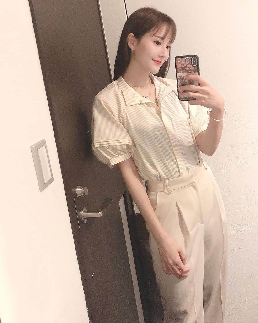 今西由記（ゆきぴ）さんのインスタグラム写真 - (今西由記（ゆきぴ）Instagram)「🧸🩵🫧  先々週お久しぶりに @dahliagsc で #レーザーフェイシャル してきたよ🩵🪽✨✨  もう何度もダリアでレーザーフェイシャルしてもらってるから今回もお姉さんに全体的にお任せで❣️  本当に通い続けて額の形が美しくなれたのと、ピーリングが久々だったからこそやっぱりピーリング後のお肌の滑らかさが全然違って今回もやってもらえてよかったなと🥰🩷  本当に今ハマってる美肌ケア❤️‍🩹✨  ダリア銀座スキンクリニックさん今月もありがとうございます😊🌼✨  #メンテナンスday #アラサー美容  #ダリア銀座スキンクリニック #美容皮膚科 #サリチル酸マクロゴールピーリング #美肌ケア  #美肌レシピ  #美白ケア  #肌トラブル改善  #ピーリング  #バレエ女子  #さらさらヘアー」9月27日 20時59分 - alive_yukipi