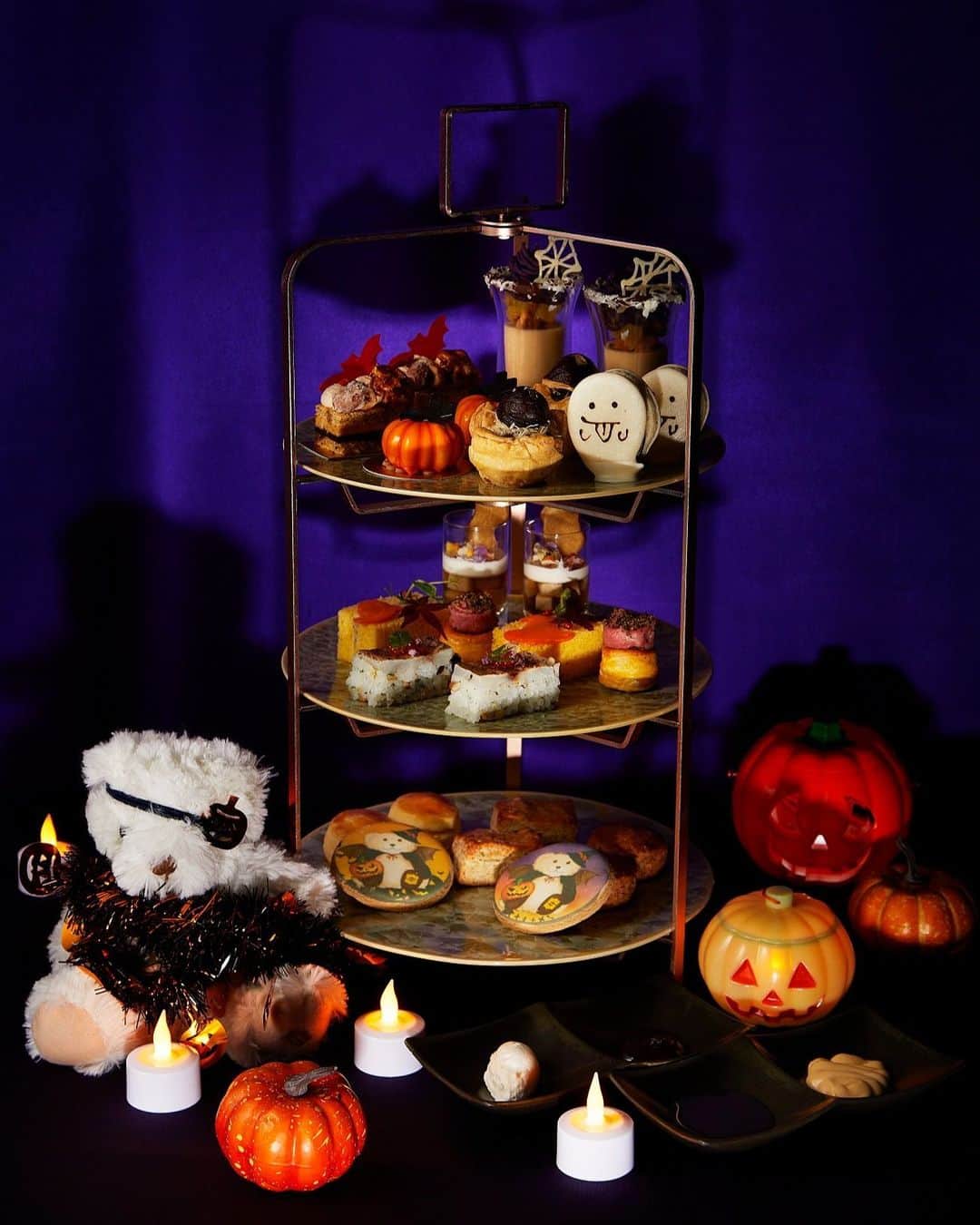 Shangri-La Hotel, Tokyoさんのインスタグラム写真 - (Shangri-La Hotel, TokyoInstagram)「いよいよ10月から「ハロウィンアフタヌーンティー」の登場です。⁣ ⁣ 今シーズンは、北海道産のかぼちゃをはじめ、栗やさつまいもからサンマまで、秋を代表する旬の食材もふんだんに使用。この季節ならではの味覚を詰め込んだ秋のラインナップでお届けいたします。⁣ ⁣ 愛らしいおばけマカロンなど10月限定のアフタヌーンティーで、ハロウィン気分をお楽しみください。⁣ ⁣ Our popular "Halloween Afternoon Tea" is now standing by to start from October 1.⁣ ⁣ This season, plenty of seasonal representatives of autumn, including pumpkins from Hokkaido, chestnuts, sweet potatoes, and saury decorate the three-tier tea stand in a chic manner. ⁣ ⁣ Halloween spirit with our October-only Afternoon Tea featuring adorable ghost macaroons and spiders' webs made of chocolate. ⁣ Trick or treat!⁣ ⁣ #shangrilacircle #myshangrila #shangrilahotels #shangrila #shangrilatokyo #tokyotravel #tokyotrip #tokyostation #afternoontea #halloween #シャングリラ #シャングリラ東京 #シャングリラサークル #東京駅 #丸の内 #大手町 #アフタヌーンティー #ハロウィン」9月27日 21時00分 - shangrila_tokyo