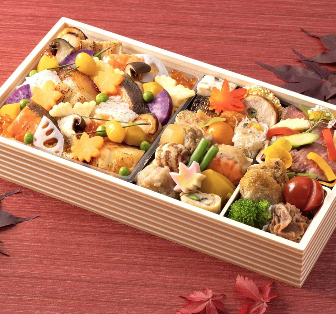 ANA CROWNE PLAZA TOYAMAのインスタグラム：「. 日本料理「雲海」 秋のテイクアウト弁当《ご予約受付中》  日に日に秋めいて、過ごしやすい季節となってきましたね。 日本料理 雲海では、秋の行楽シーズンにおすすの《テイクアウト弁当》をご用意しております。 銀鱈や鮭、穴子、海老、秋野菜が味わえるちらし御飯に、ローストビーフサラダや牛ロース呉羽梨風味焼など、ボリューム感たっぷりに詰め合わせました。 秋の彩りにあふれた味覚満載のお弁当を、ぜひお楽しみください🍁  . ◆前日5:00pmまでの要予約◆ 《テイクアウト専用》 雲海特製 秋のおもてなし弁当「極（きわみ）」 料金／￥4,000（税込） 期間／2023.11.30（木）まで  ＊水曜日は定休日となります。 ＊団体様でのご注文もお気軽にお問合せください。  【メニュー】海鮮ちらし（銀鱈、鮭、穴子、海老、帆立、いくら、秋野菜）、八寸、煮物、ローストビーフサラダ、肉フライ、牛ロース 呉羽梨風味焼 サイズ／約16cm×30cm×4.5cm（一段）  《お引き渡し場所》5F 日本料理 雲海 《お受け渡し時間》11:30am〜8:00pm . ▶ご予約・詳細情報は、 （@ana_crowne_plaza_toyama）内に記載のリンク➡「プロモーション・レストラン」➡「テイクアウトグルメ」よりお進みください！  お電話でのお問い合わせは、 TEL.0570-04-1080（ナビダイヤル③→③）にて承ります。 . #anaクラウンプラザホテル富山 #anacrowneplazatoyama #日本料理雲海 #雲海 #富山弁当 #行楽弁当 #テイクアウト」
