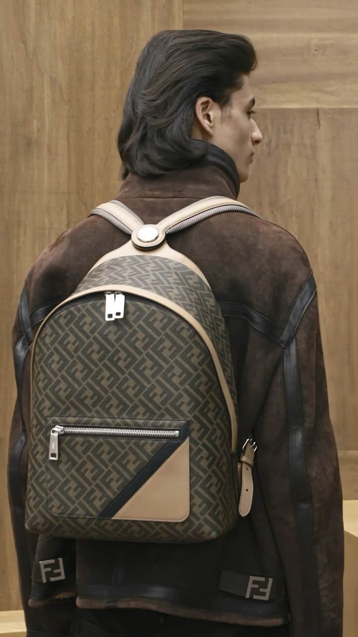 Fendiのインスタグラム：「Designed to move with the body. Drawing its name from the Italian word for “nail”, the Fendi Chiodo backpack is characterised by its shoulder straps on a central rivet.  Artistic Director of Accessories and Menswear: @silviaventurinifendi Artistic Director of Jewellery: @delfinadelettrez​  Styling: @ganio Hair: @ramoneyluv Makeup: @samiamohsein  Casting: @piergiorgio Model: Yoesry Detre  Video: @walestudioroma」