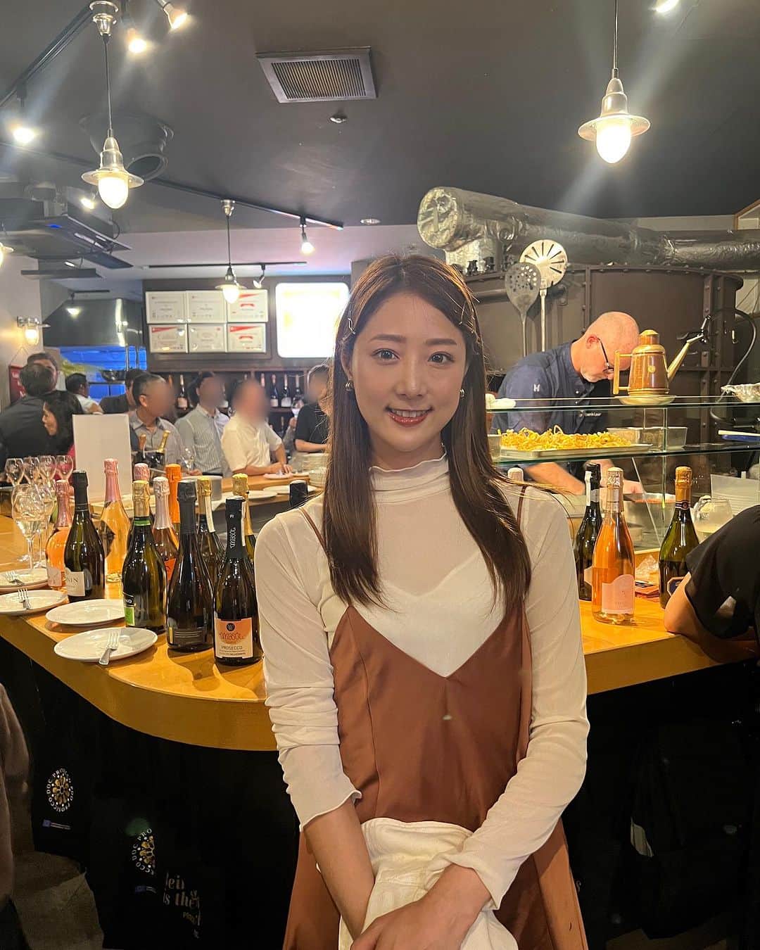 佐々木もよこさんのインスタグラム写真 - (佐々木もよこInstagram)「在日イタリア商工会議所さまよりご招待いただき、麻布十番ピッツァストラーダでのイベントに伺ってきました！🍕  ピッツァとワインのペアリングイベント🍷✨  このイベントでは、イタリアでItaly best pizzaを2回受賞、Top 50 Pizzaグリーンオーブン賞を受賞している @denislovatel のピッツァをいただくことができました😍🍕✨  おなじみのカプートを使っていても、こんなにザクザクな食感だったり、具材の組み合わせで楽しみ方が違い、本番イタリア人の方のピッツァをいただけた貴重な体験ができました🥹🍕💕💕  具材の組み合わせも面白くて、日本ではあまり見ないと感じるで外国っぽいなー！と面白く味もとっってもおいしかったです。  ✔︎BRIVIDI INTENSI トマトらフィオルディラッテ、ほうれん草、ポロネギのフリット、ペコリーノフォンデュ  ✔︎PROFUMO DI BOSCO フィオルディラッテ、行者ニンニクのサルサヴェルデ、ポルチーニ、パルミジャーノレッジャーノのムース、ヘーゼルナッツ、トリュフ  トリュフの香りが素晴らしかった🥹💕  そしていただいたロゼのシャンパンも甘口で飲みやすくピッツァに最高に合いました😍😍🍕  今回ストラーダさんの分まで待つことができなかったので、また近いうちにお店に食べに行かなきゃなぁ🥰🍕🍕  #proseccoDOC #proseccodoceose #プロセッコDOC #ピッツァ #ピザ #ピザ姫」9月27日 21時01分 - moyoko_pizza