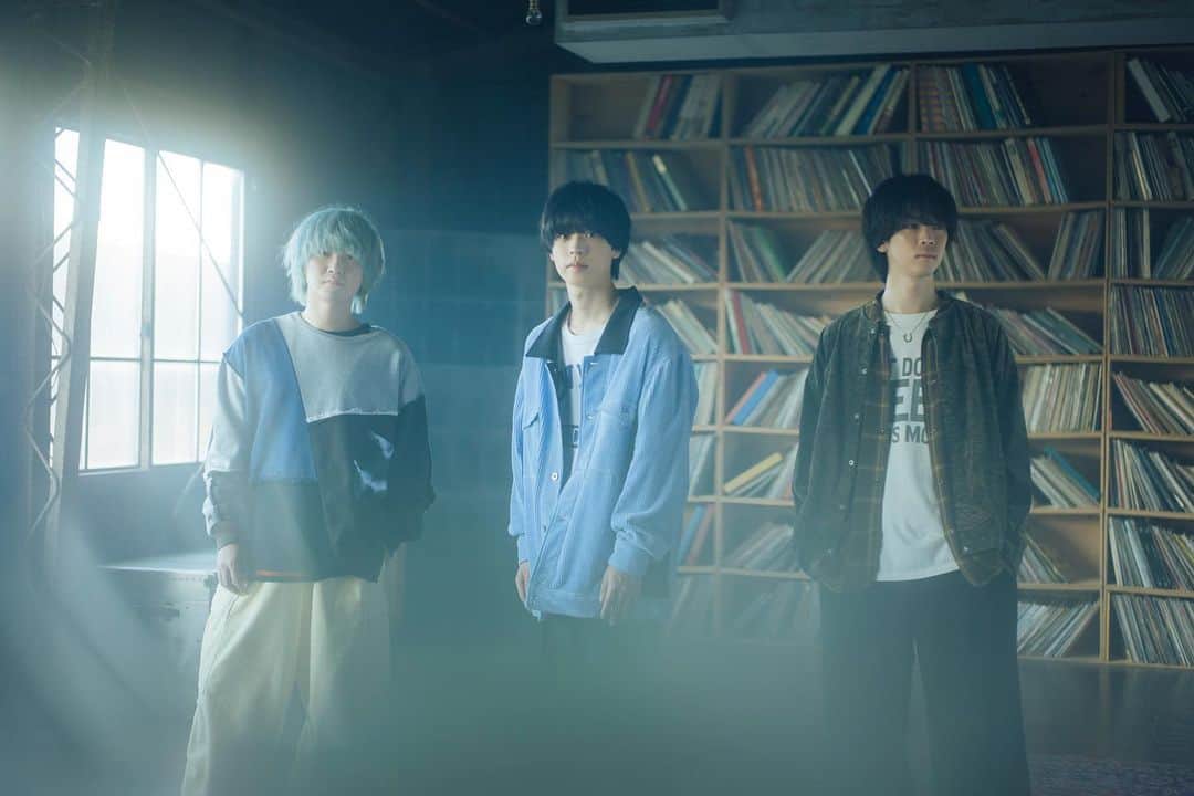 マルシィのインスタグラム：「【新アーティスト写真公開‼🎉🎊】  新曲『ラブソング』リリースに伴い、新アー写も公開📸」