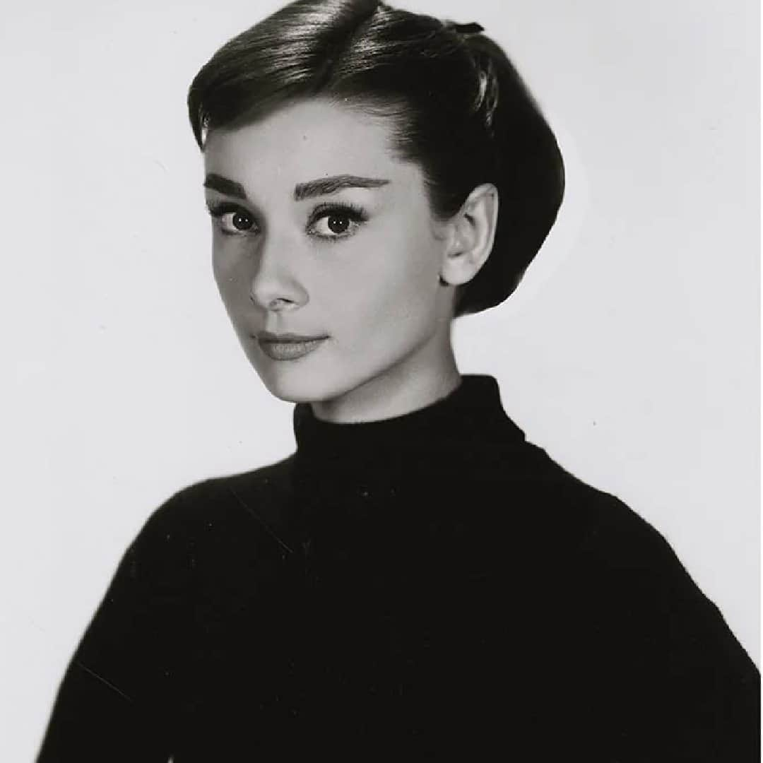 ジョンスメドレーのインスタグラム：「Audrey Hepburn loved our black Catkin roll neck.  It oozes John Smedley's craftsmanship and is an iconic and timeless jumper. This women's roll neck is knit from luxuriously soft Extra Fine Merino Wool in our finest gauge.   A trans-seasonal style, Catkin is expertly finished with a ribbed hem and cuffs and designed to our women's 'slim-fit', creating an elegant, refined silhouette.  An extremely versatile piece, this knitted roll neck jumper can be dressed up with your best skirt and heels for a style that will never go out of fashion or pared down with relaxed denim for a more off-duty aesthetic.  - 30 Gauge - Extra Fine Merino Wool - Jumper - Roll Neck - Slim fit  To see our women's  collection of roll necks in Merino wool, cashmere and Sea Island Cotton, please click the link in our @johnsmedleyknintwear bio.  #johnsmedley #johnsmedleyknitwear #merino #merinowool #extrafinemerino #rollneck #rollneckjumper #turtleneck #turtlenecksweater #turtlenecks #fallstyle #whattoweartoday #poloneck #turtleneckseason #timeslessstyle #minimaliststyle #capsulewardrobe #smartcasual #autumnfashion #womensstyle #womenssweaters #audreyhepburn」