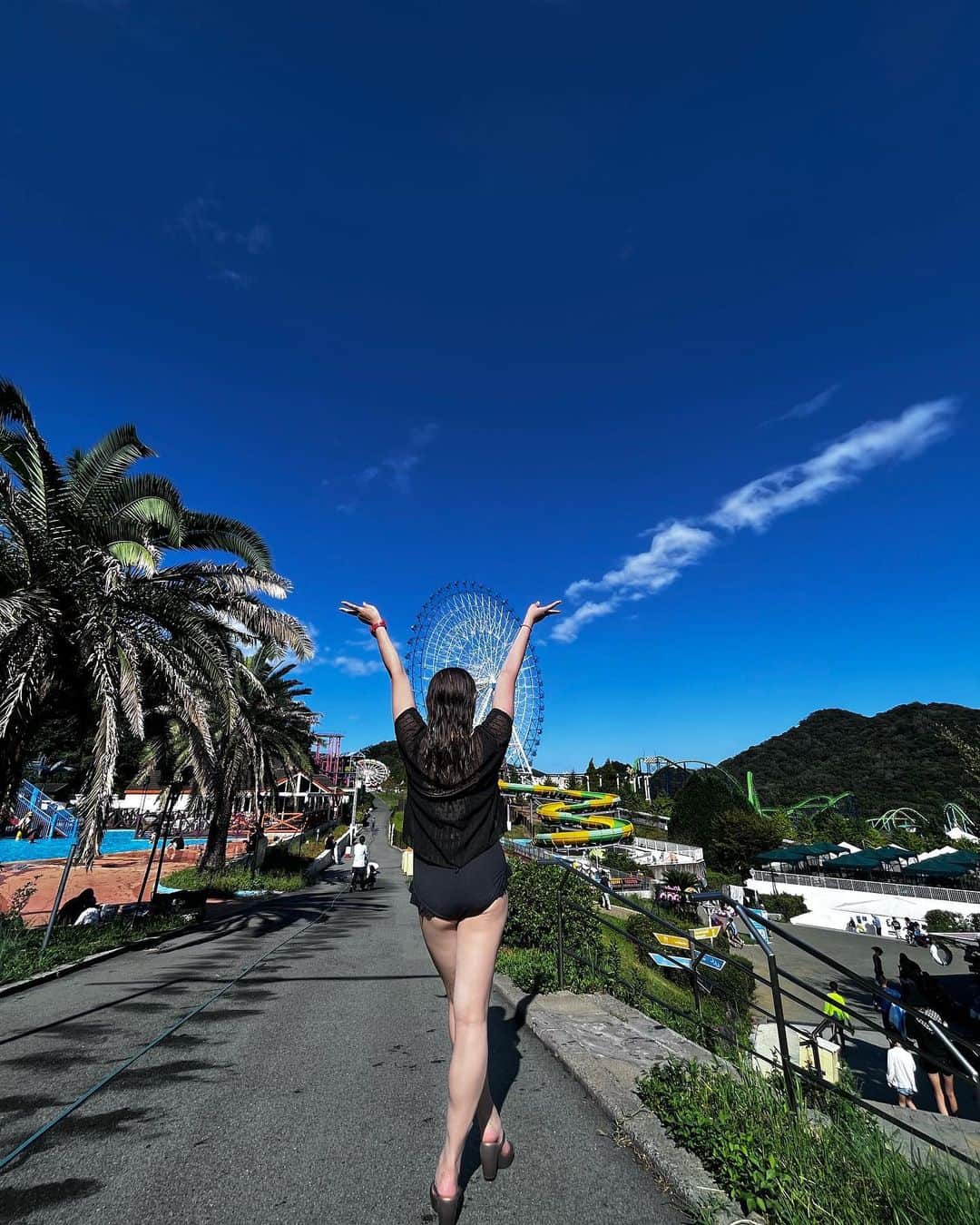 朝比奈沙樹のインスタグラム：「今年最初で最後のプール🏊‍♀️ ばーり寒かった🥺」