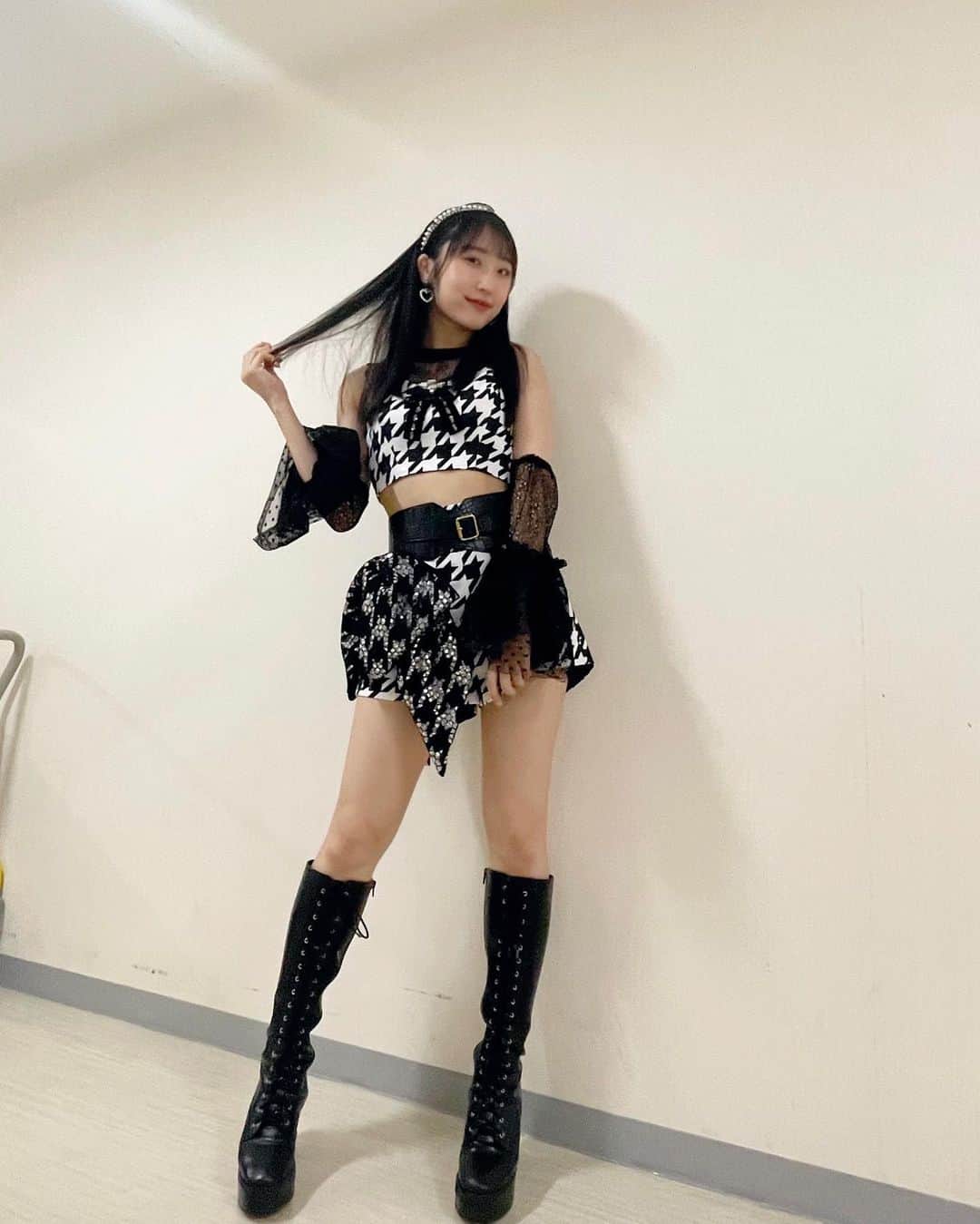段原瑠々のインスタグラム：「🖤  千鳥柄衣装、かわいいいいです    #juicejuice #段原瑠々」