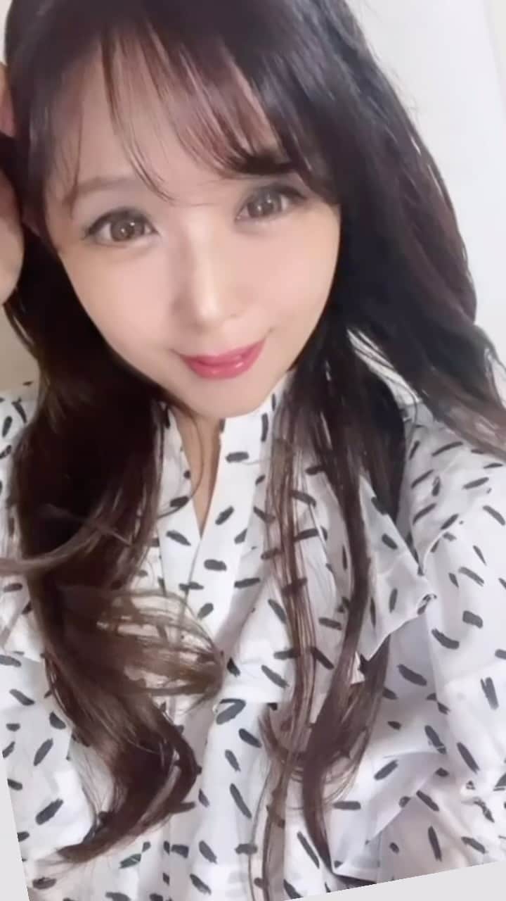 のインスタグラム：「今日も一日お疲れ様〜🌸🌸. . 最近涼しくなったと思ってたのに あちぃよね〜🌸🌸🌸. . . 動画も静止画もpost何度もしてるのに今だに恥ずかしい🫣笑. . . 外で自撮りするのも今だに恥ずかしい🫣笑.  . . . 今日も見に来てくれてありがとう💕. . . #ガーリーコーデ#お洒落な人と繋がりたい#大人女子コーデ#いつもありがとう」