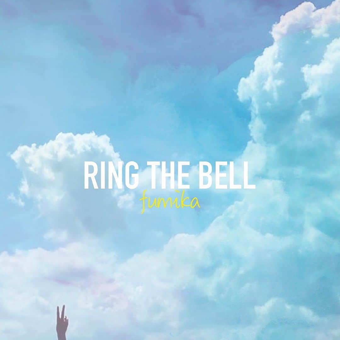 fumikaのインスタグラム：「New Digital Single 『Ring The Bell』 本日配信スタート🫶✨ ⁡ ⁡ 仕事、恋愛、人間関係、 モヤモヤすることがあったり それもなかなか払拭できなかったり そんな気持ちに振り回されると ほんとに大変だ。　 ⁡ そんな時あの頃の真っ新な気持ちを 思い出して、イメージできたら いつだって目の前に 新しいスタートラインを 引くことが私達にはできると思う。 霞がかった世界に 少しでも光がさせば、嬉しい。 ⁡ 「Ring The Bell」 作詞：EIGO(ONEly Inc.)  作曲：Shota Kaya 編曲：Shu Inui(ONEly Inc.)  #fumika #新曲 #RingTheBell」