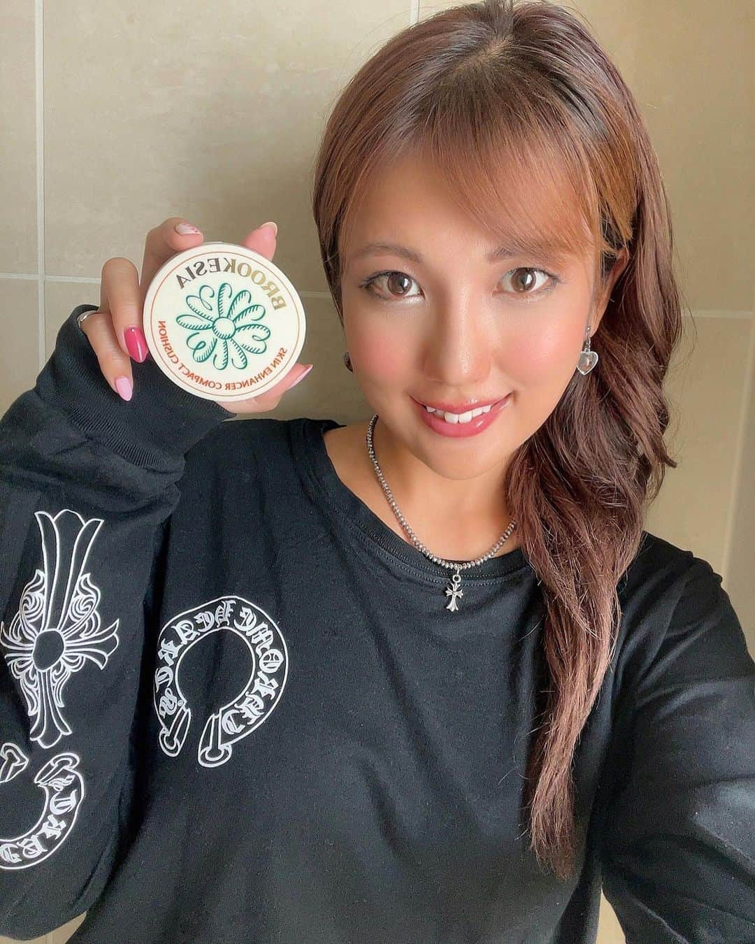 神谷麻美さんのインスタグラム写真 - (神谷麻美Instagram)「#ブルケシア の#クッションファンデ だよ💖🌸✨️ SPF40 PA ++☀️🌈🧡✨️  カバーカもキープカも良く、仕上がりが良い感じ🥰💖🌸✨️ #48時間保湿持続  #ファンデ だよ🧡✨️  この色はDEEP BEIGEだよ🌸💖✨️  お花デザイン可愛いっ🌸🧡✨️  @brookesia_official_jp  #ツヤ感#水光肌ファンデーション#ツヤ肌#艶肌#乾燥肌#マット肌#敏感肌#ヴィーガンコスメ#クッションファンデ#クッションファンデーション#韓国コスメ#韓国コスメおすすめ#韓国コスメレビュー」9月27日 21時05分 - asamice428