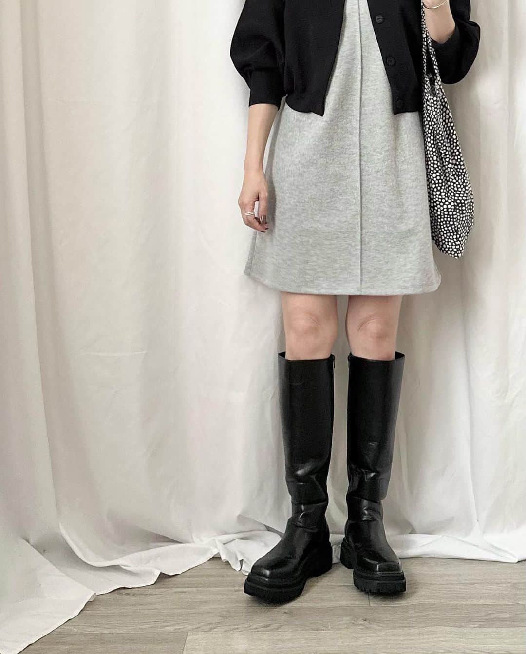 かほこ。さんのインスタグラム写真 - (かほこ。Instagram)「ㅤㅤㅤㅤㅤㅤㅤㅤㅤㅤㅤㅤㅤ ㅤㅤㅤㅤㅤㅤㅤㅤㅤㅤㅤㅤㅤ knit dress : #zara cardigan : #dotandstripes bag : #hay boots : #evol ㅤㅤㅤㅤㅤㅤㅤㅤㅤㅤㅤㅤㅤ ZARAで3990円だったミニワンピ❣️ 安いし着てみよ〜って試着してみたら形めちゃ可愛くて即決🥹🫶🏻色違いも買いたい！ ㅤㅤㅤㅤㅤㅤㅤㅤㅤㅤㅤㅤㅤ 今年はとにかくグレーを集めてます🩶 ㅤㅤㅤㅤㅤㅤㅤㅤㅤㅤㅤㅤㅤ #kaho_fashion」9月27日 21時07分 - xxokohakxx