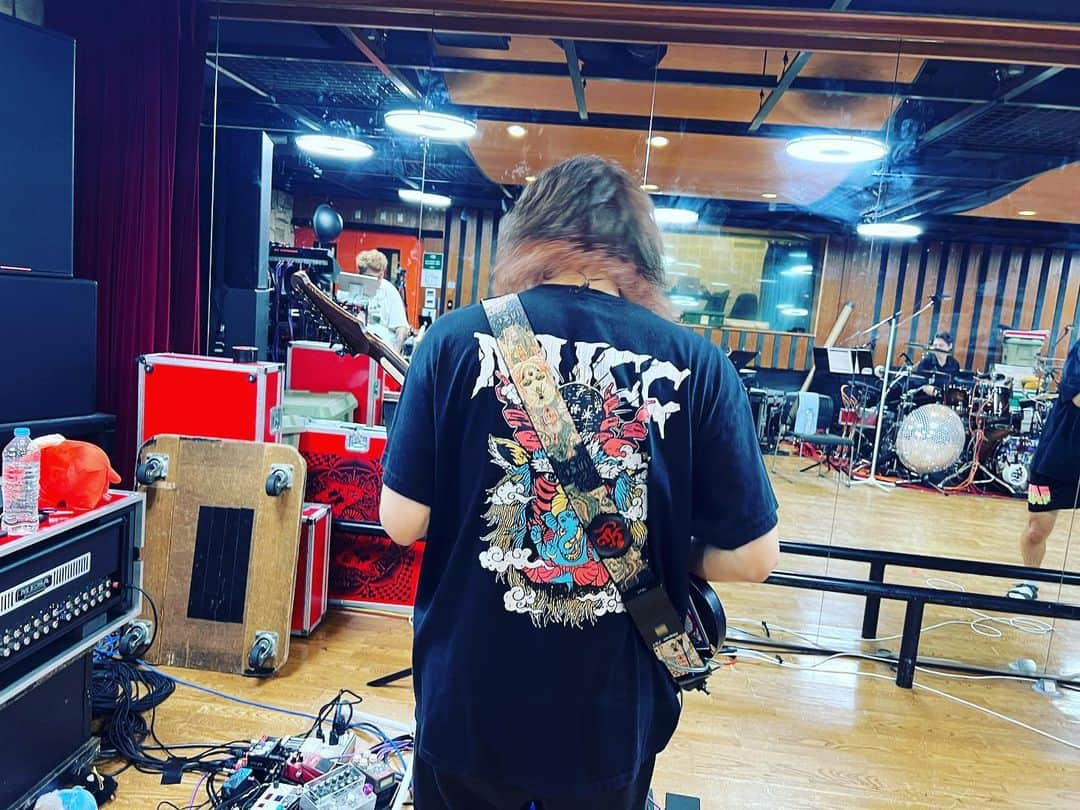 ミヤ のインスタグラム：「カルマシャングリラ最終リハ初日！Tシャツとピックいい感じ！ #mucc #mucc25th」