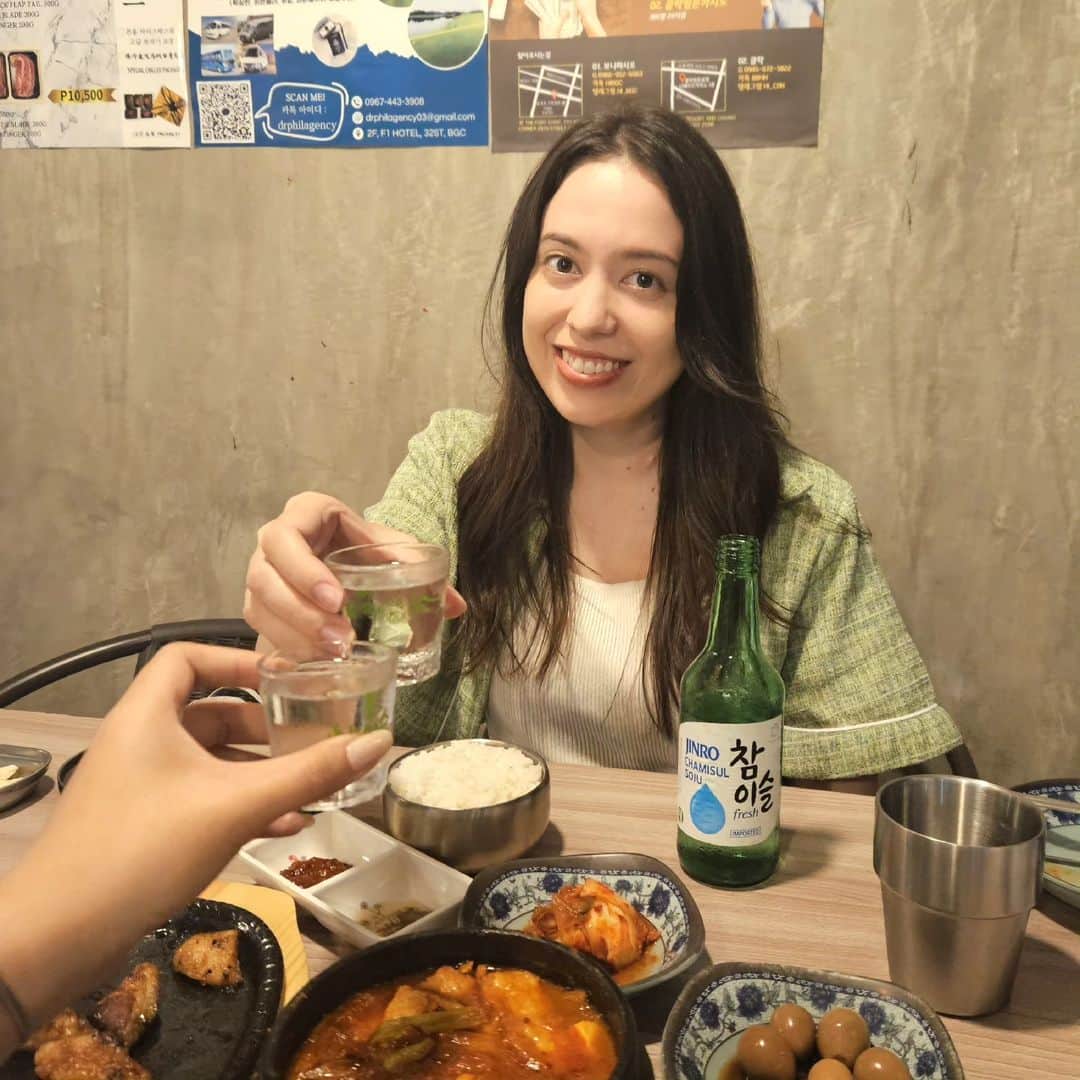 安藤ミレイさんのインスタグラム写真 - (安藤ミレイInstagram)「Celebrating Oktoberfest and reunion with quality soju💚  My friend and I went to Korean restaurant last weekend😊Actually we first met at TOPIK test (Korean language test) venue, then became friends🤭  We enjoyed grilled pork ribs, kimchi jjigae and of course, Korea's No. 1 soju, Jinro.  I like them because of the variety of flavours! We can choose it by the food or mood of the day! Jinro Chamisul Fresh is best for grilled pork🐷  Cheers to our reunion! 짠~~!!  Drink responsibly! #HiteJinroPH #jinroph #sp #partipostph」9月27日 21時10分 - mirei_ando